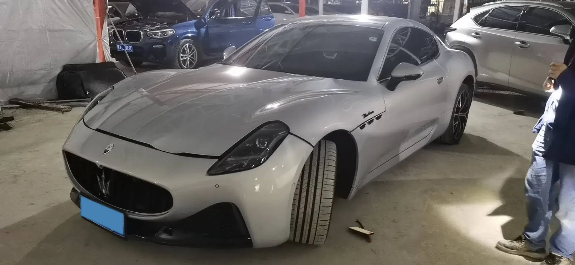 2023 MASERATI LEVANTE view 1