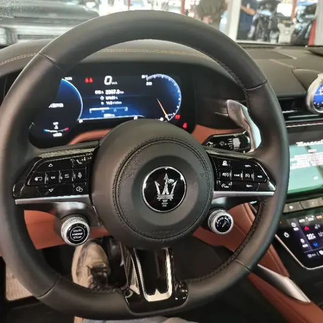 2023 MASERATI LEVANTE thumbnail 4