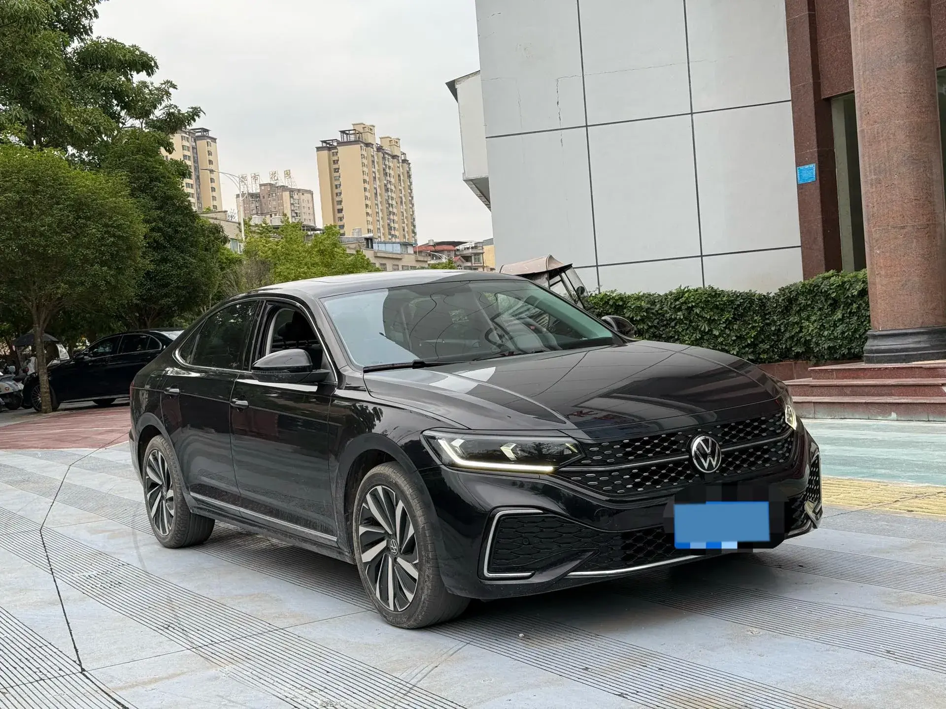 2021 VOLKSWAGEN PASSAT thumbnail 3