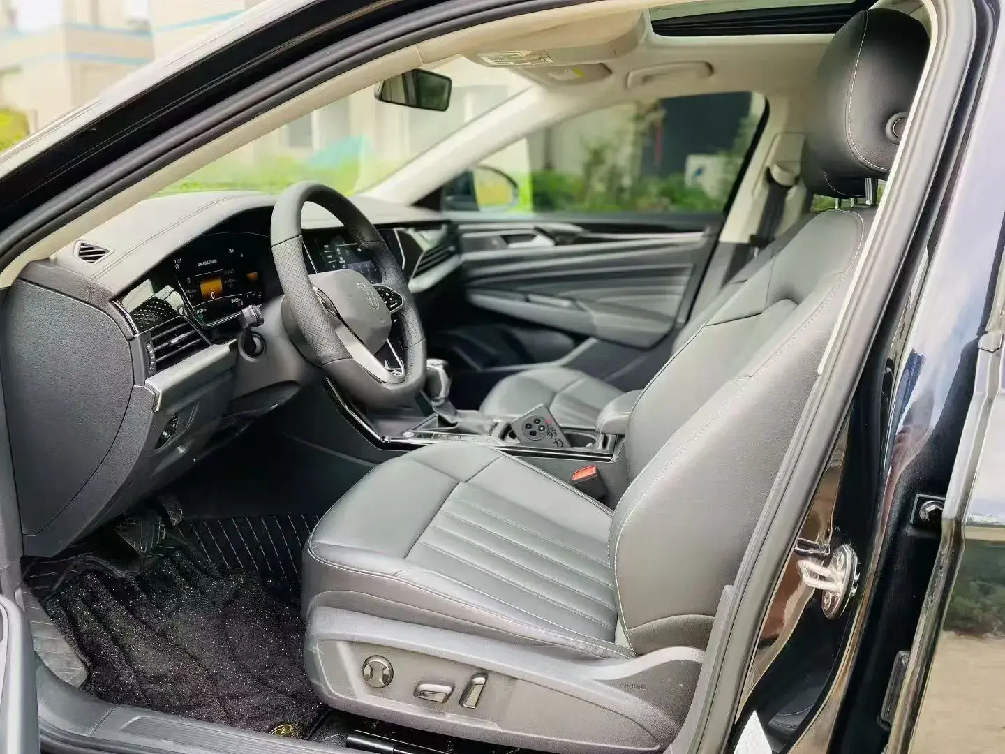 2022 VOLKSWAGEN PASSAT thumbnail 4