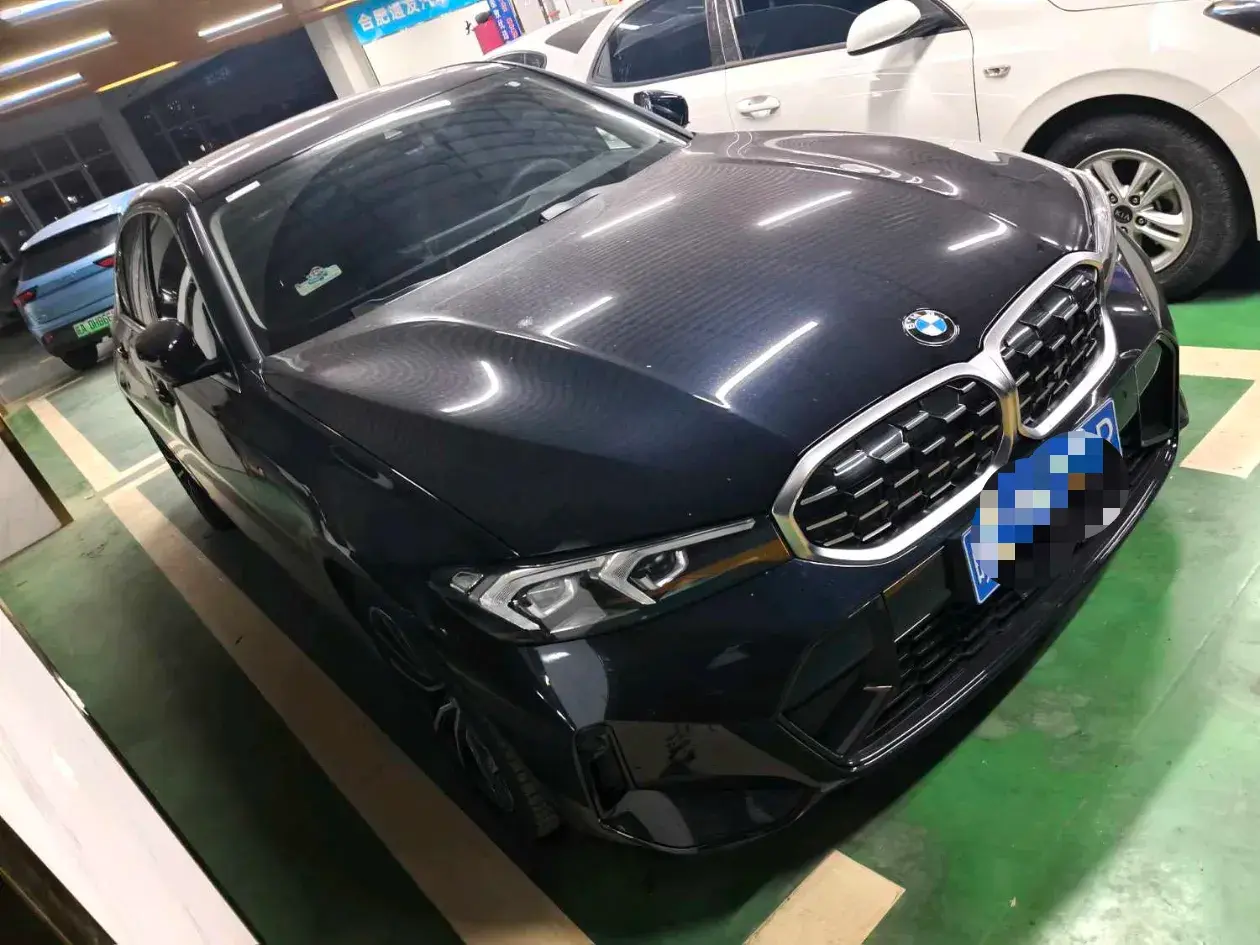 2025 BMW 3 thumbnail 2