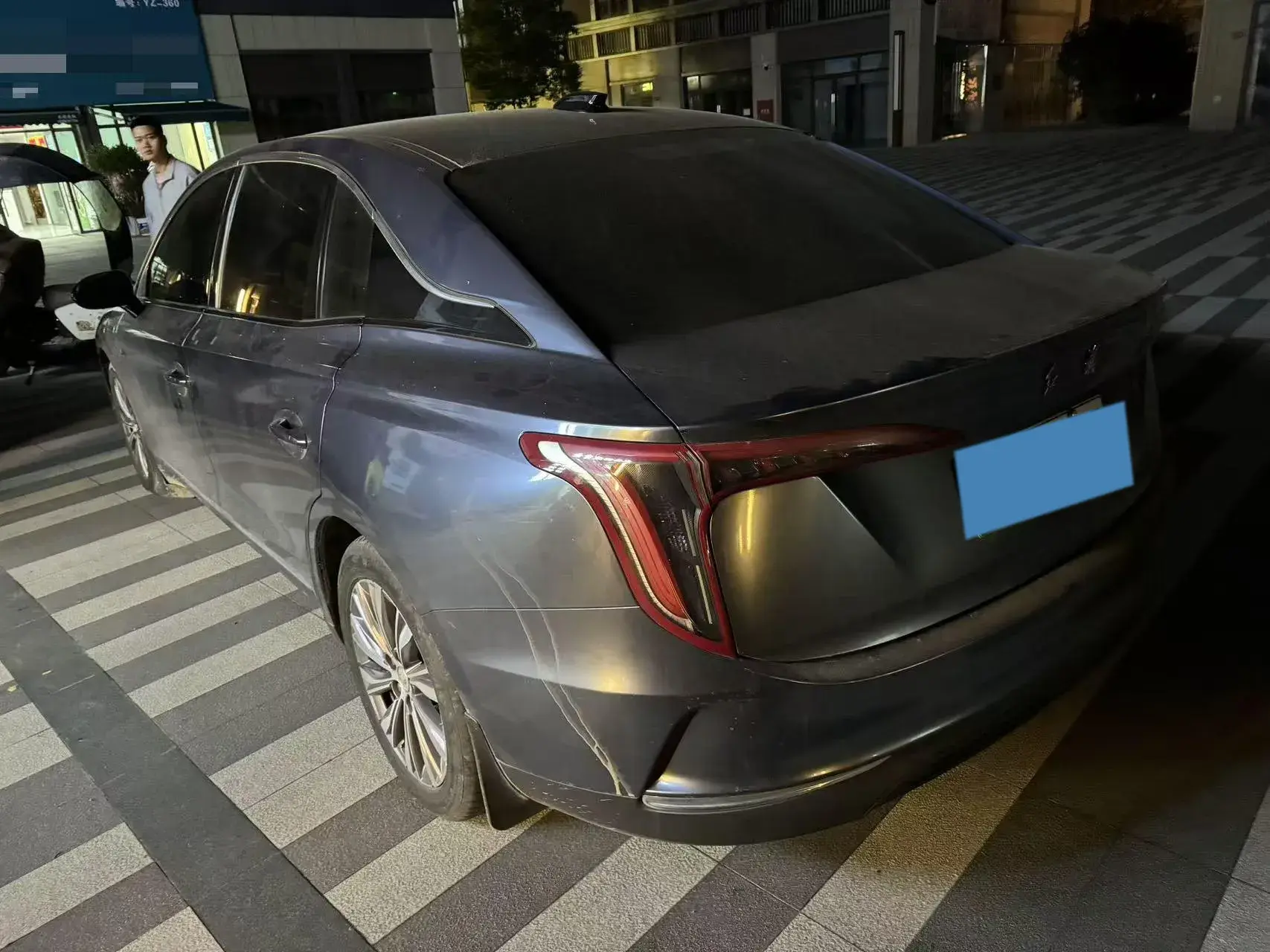 2022 HONGQI E-QM5 thumbnail 4