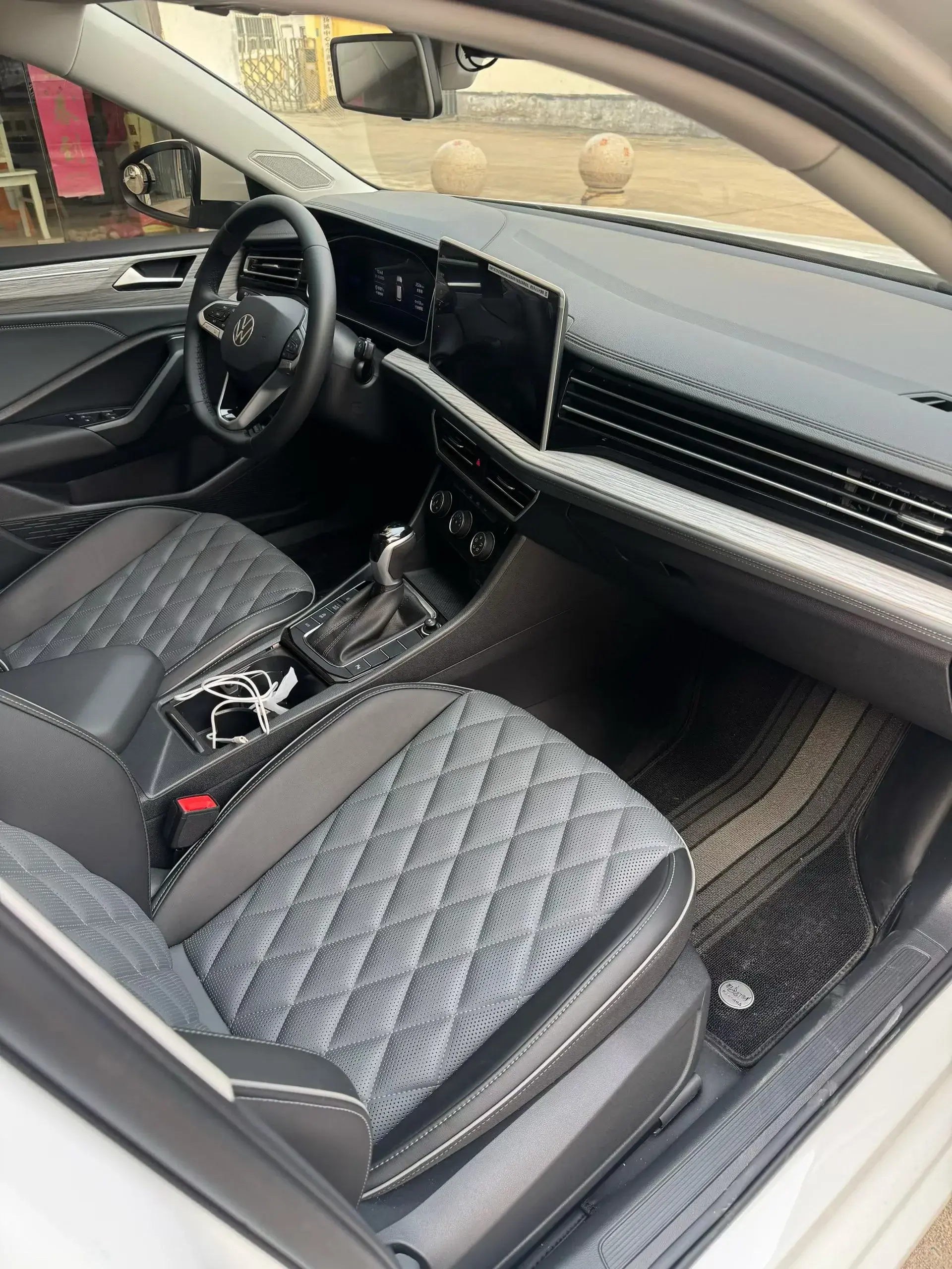 2025 VOLKSWAGEN SAGITAR thumbnail 3