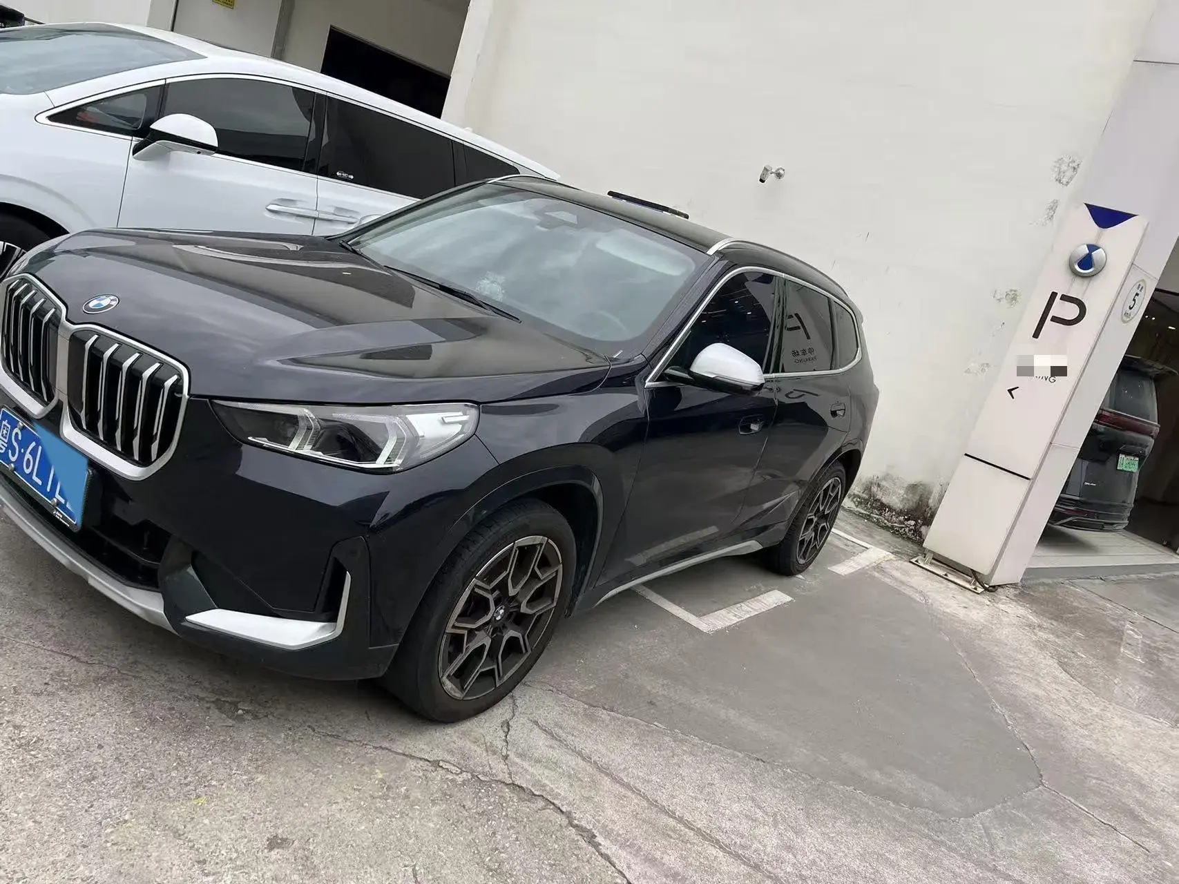 2023 BMW X1 view 1