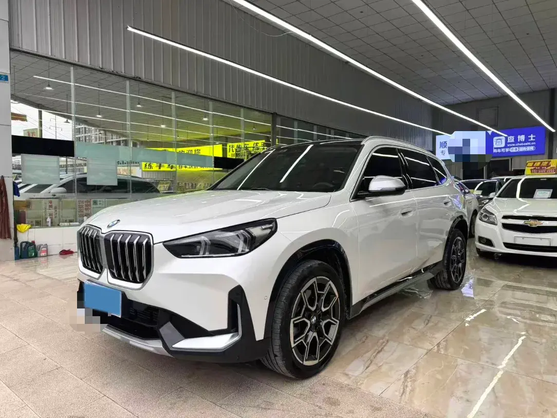 2023 BMW X1 view 1