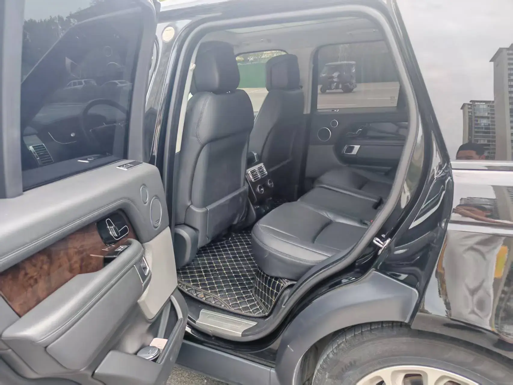 2022 LAND ROVER thumbnail 4