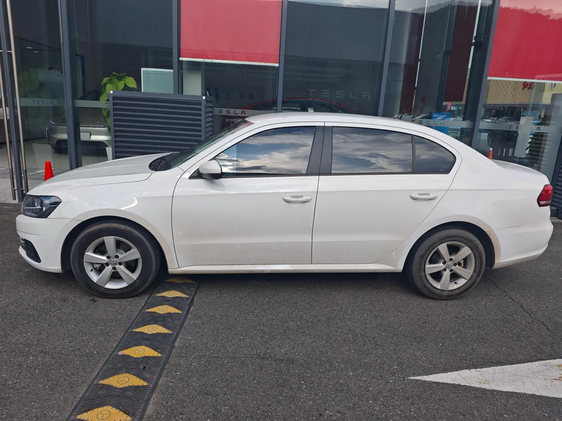 2019 VOLKSWAGEN LAVIDA thumbnail 2