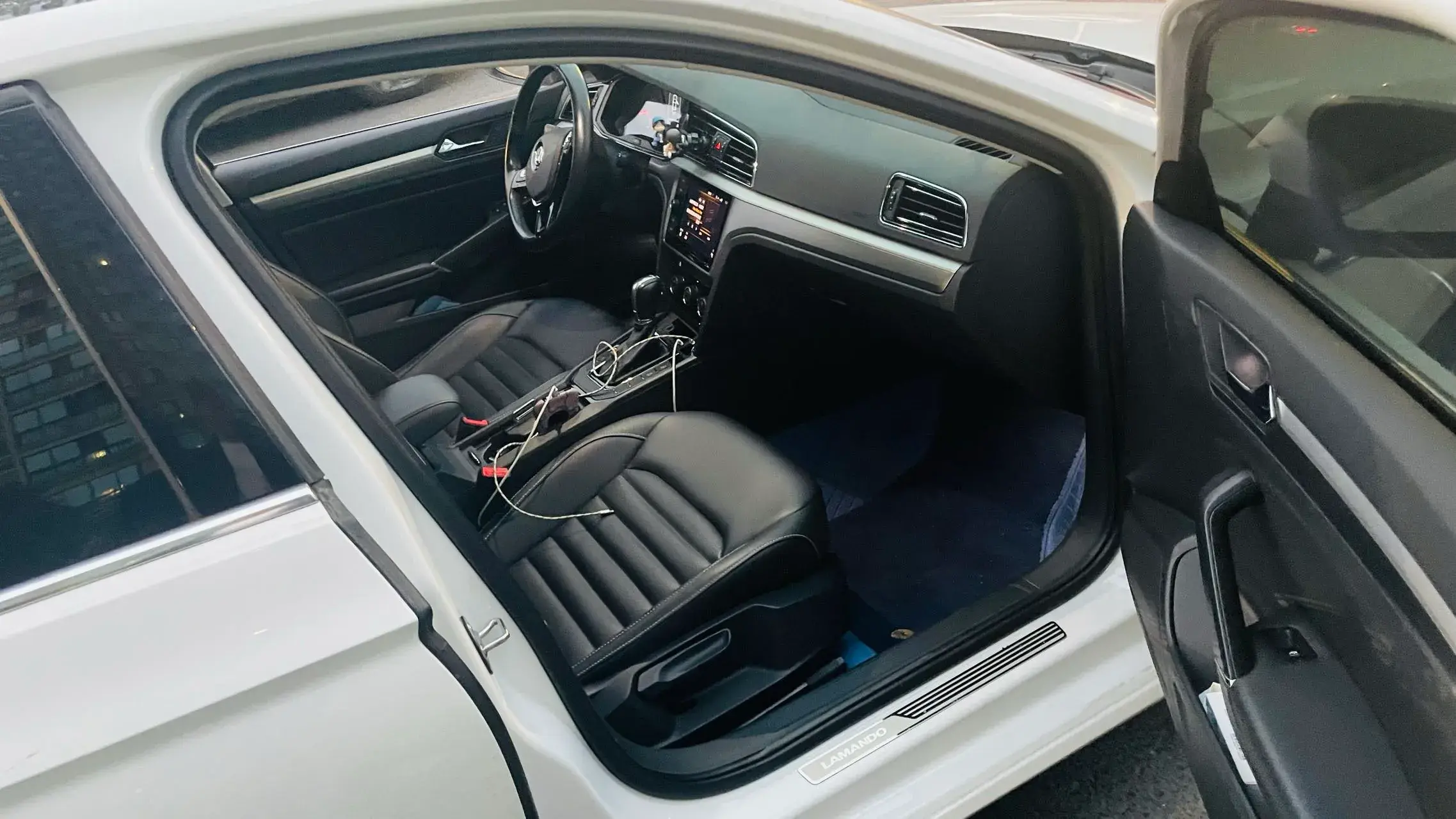 2021 VOLKSWAGEN LAMANDO thumbnail 4