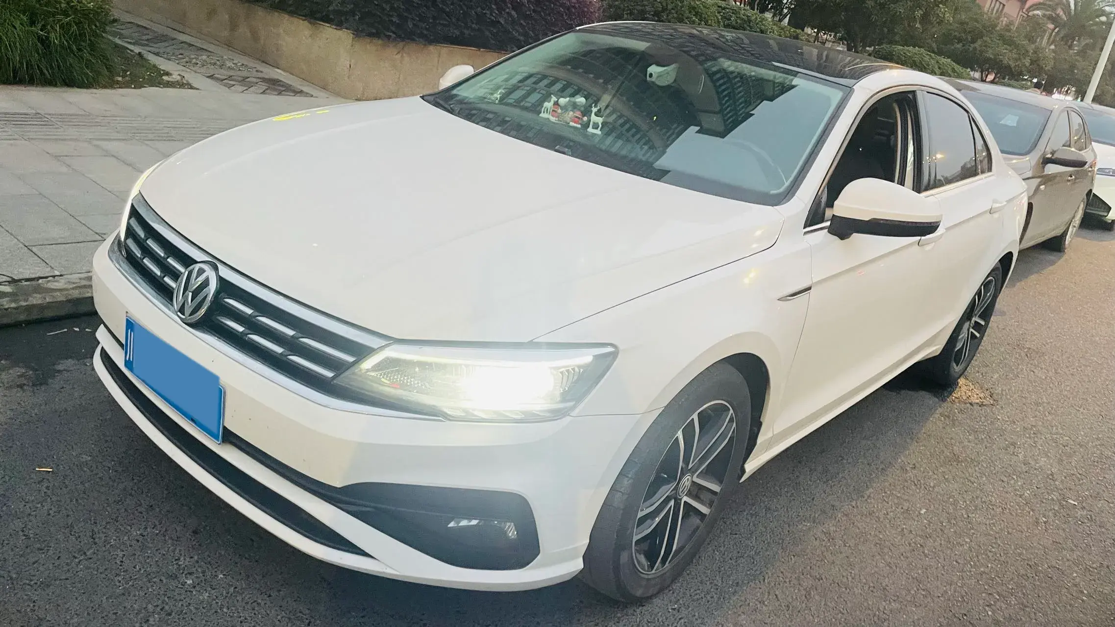 2021 VOLKSWAGEN LAMANDO view 1