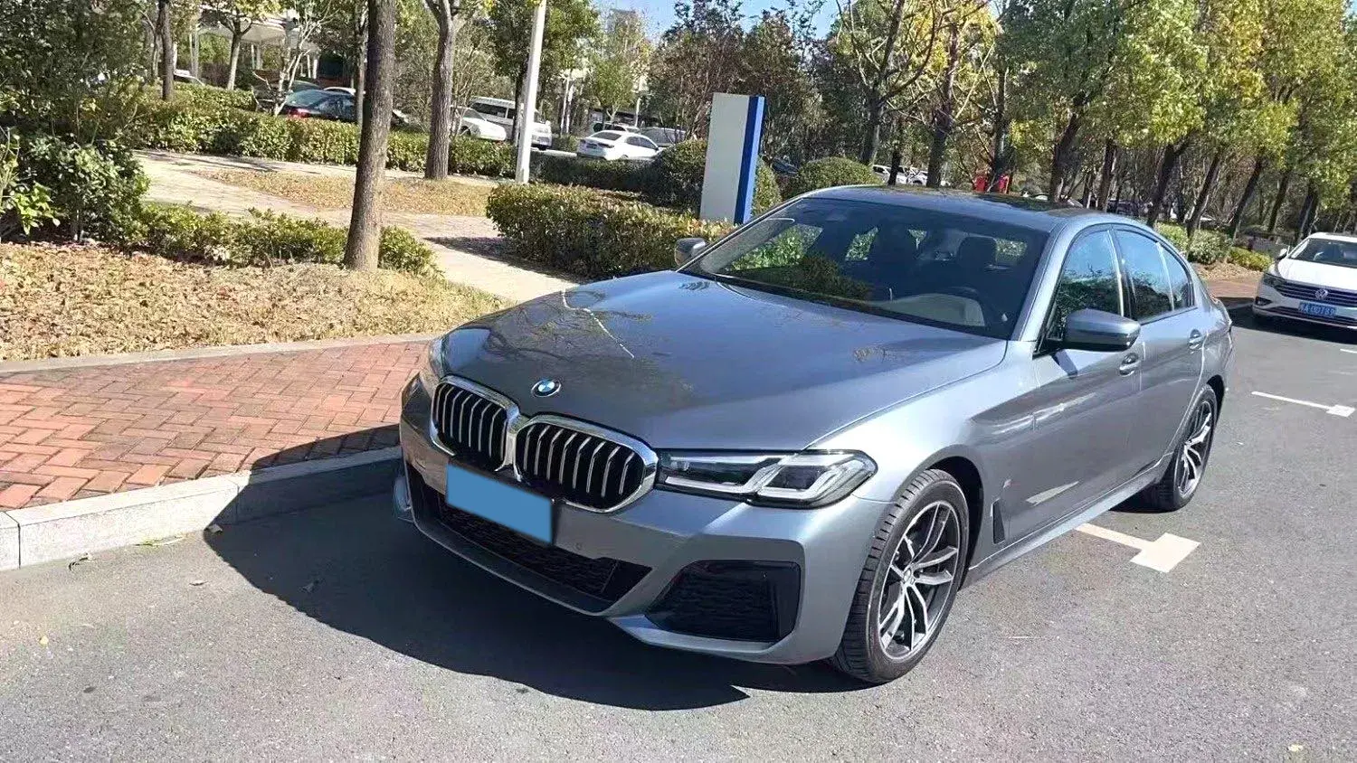 2022 BMW 5 view 1