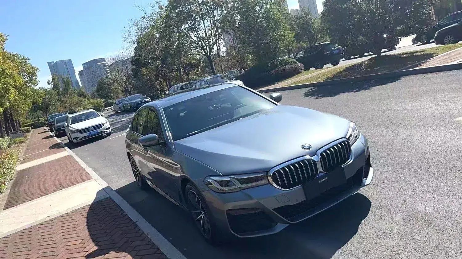2022 BMW 5 thumbnail 2