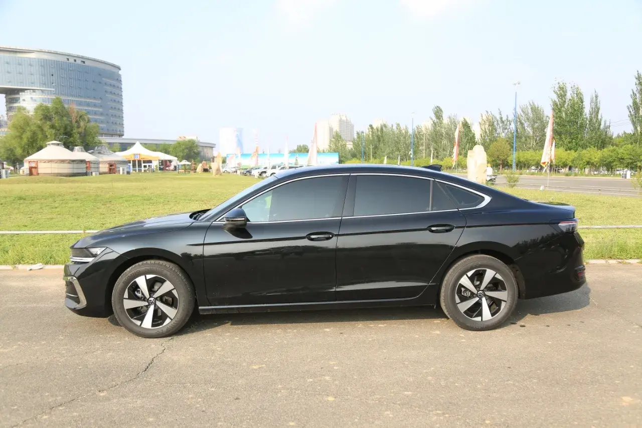 2024 VOLKSWAGEN MAGOTAN thumbnail 4