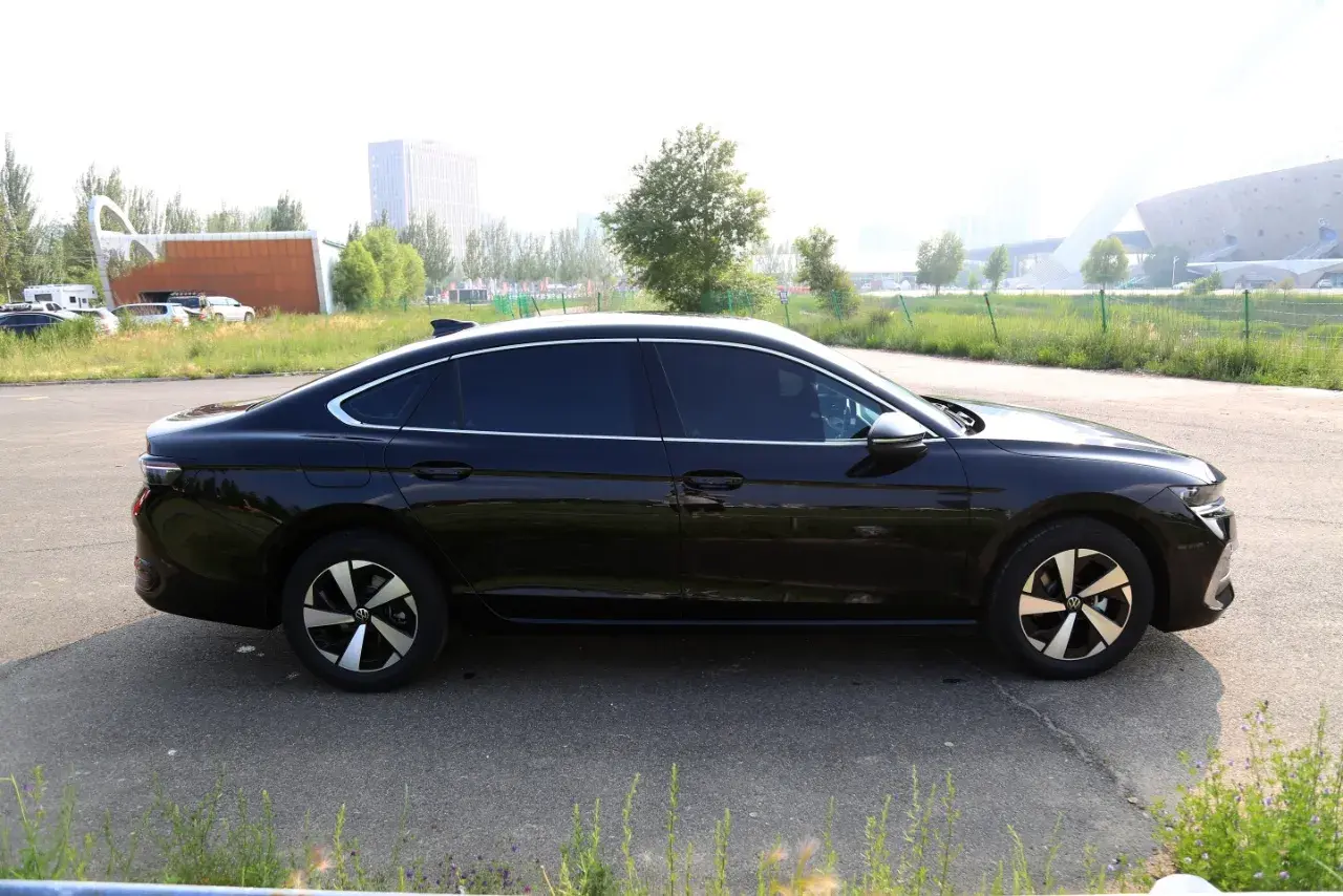 2024 VOLKSWAGEN MAGOTAN thumbnail 3