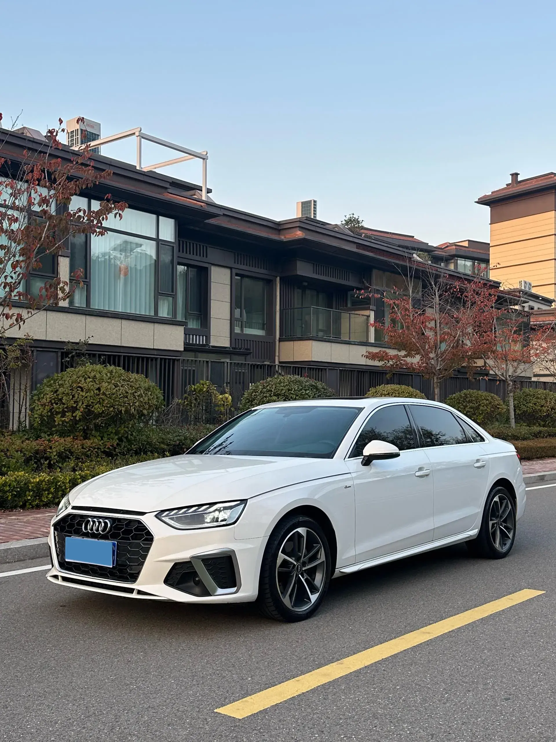 2022 AUDI A4L view 1