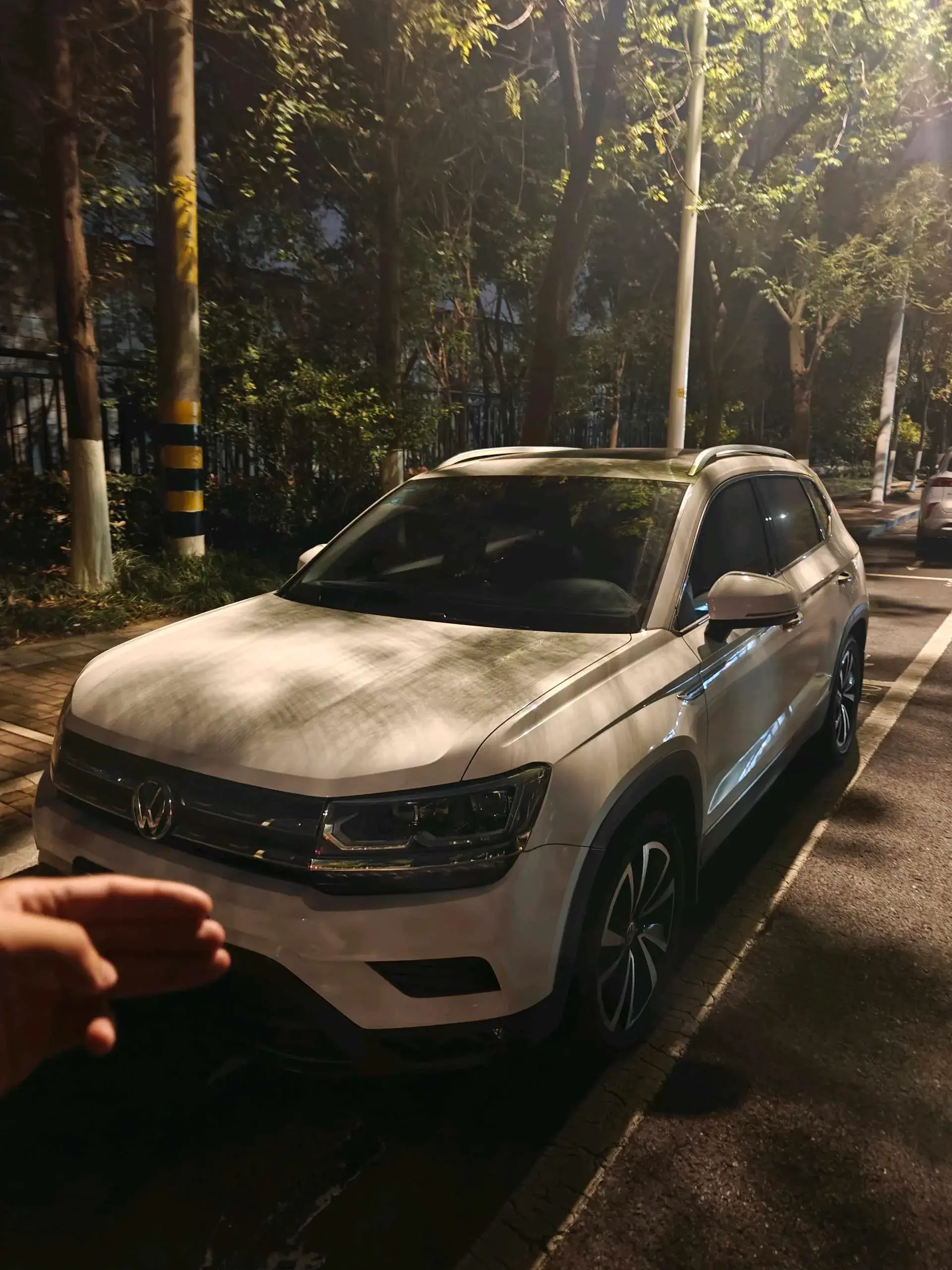 2020 VOLKSWAGEN THARU view 1