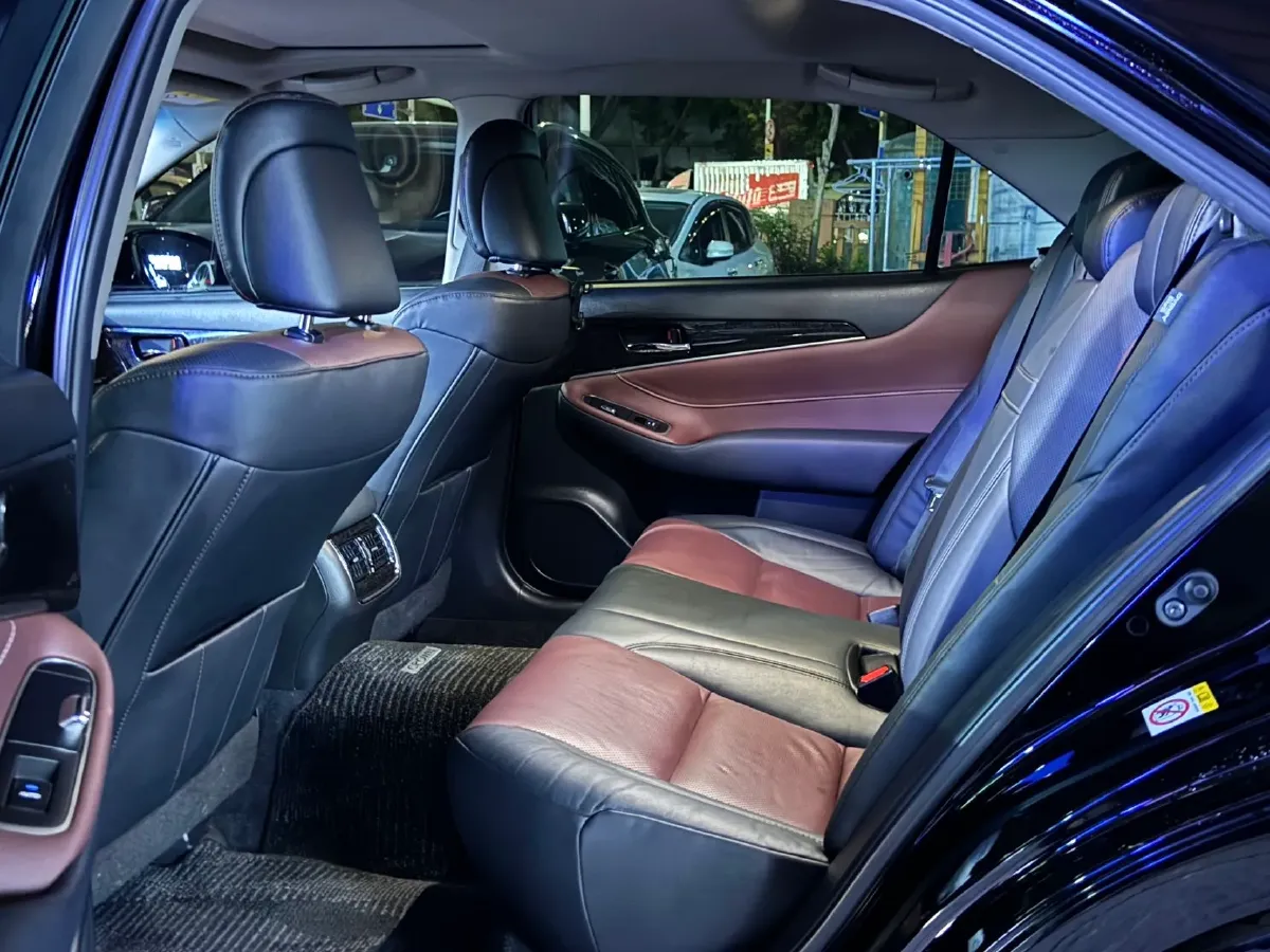 2018 Toyota Crown 2.0T 235HP L4 8AT,autocango,china used car exporter,china ev exporter,chinese used car exporter,chinese used ev exporter