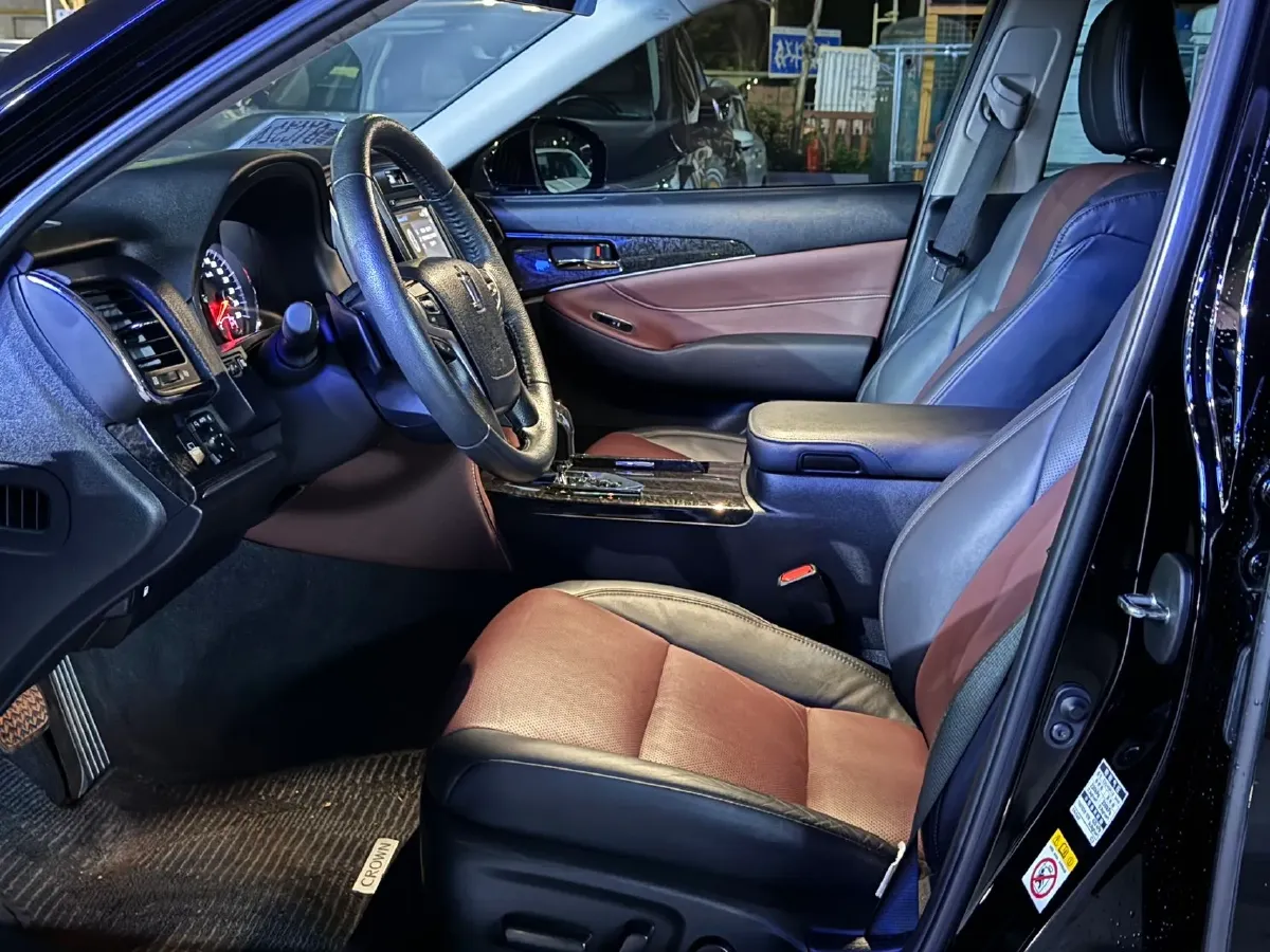 2018 Toyota Crown 2.0T 235HP L4 8AT,autocango,china used car exporter,china ev exporter,chinese used car exporter,chinese used ev exporter