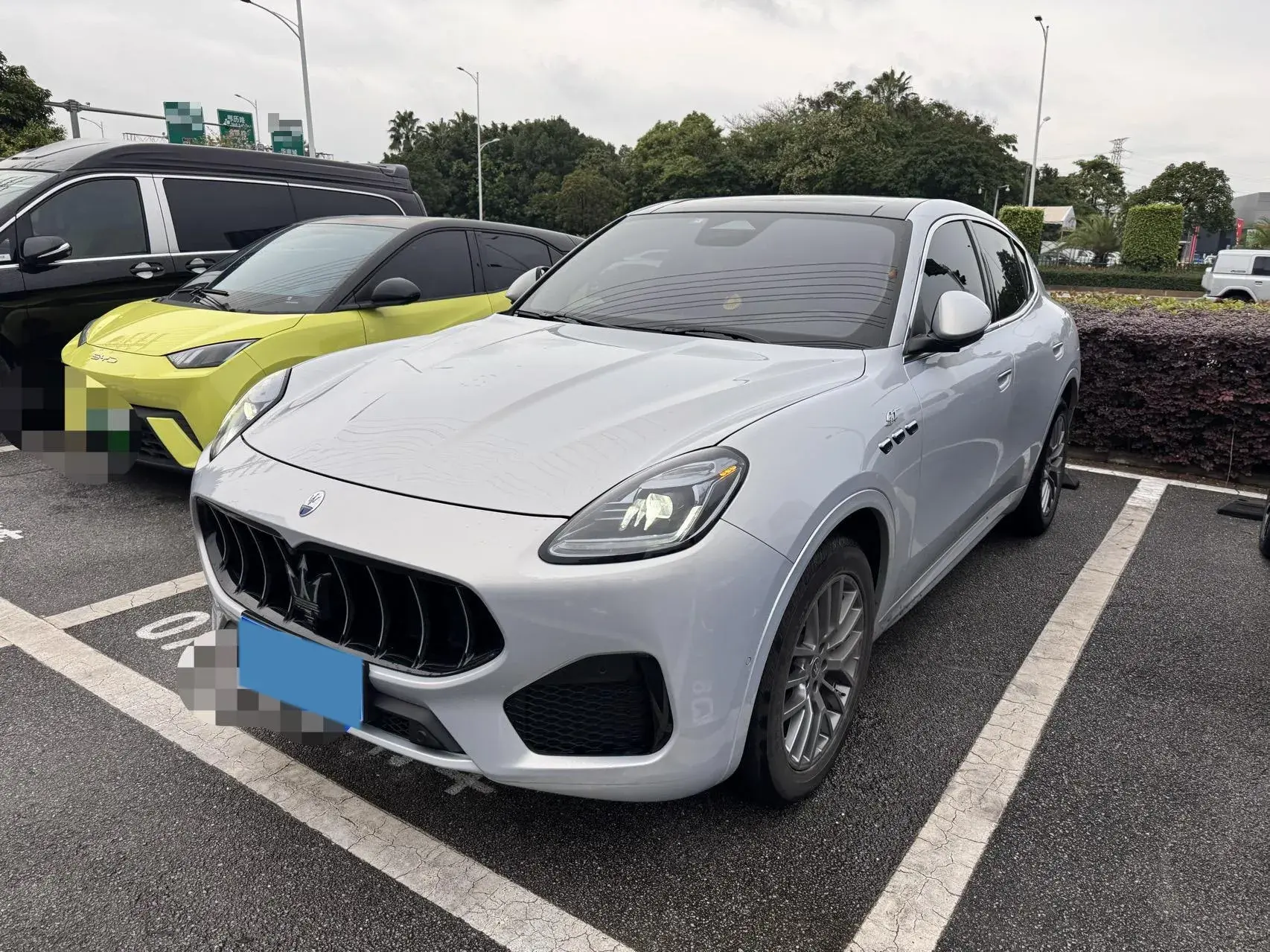 2022 MASERATI LEVANTE view 1