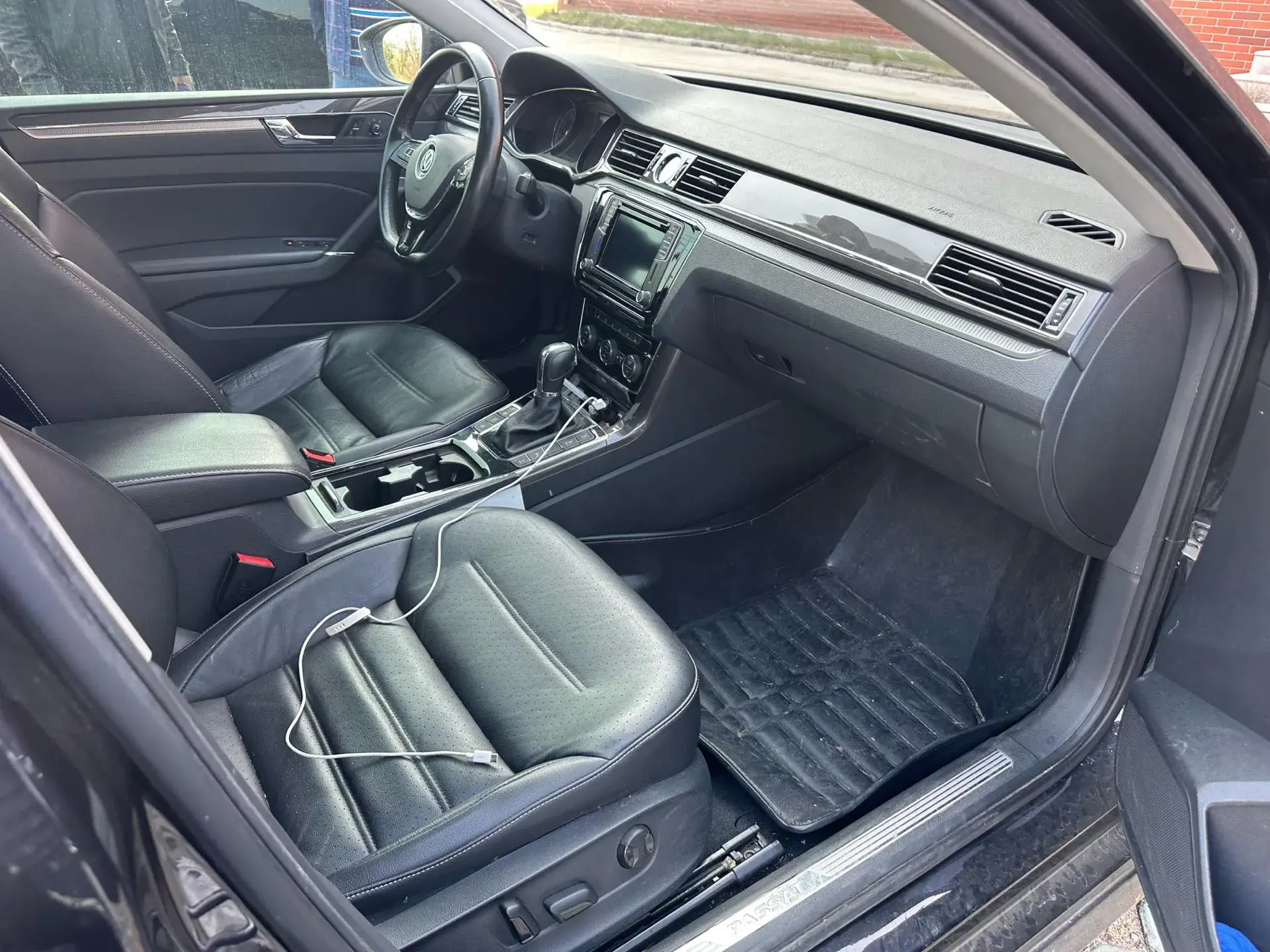 2017 VOLKSWAGEN PASSAT thumbnail 4