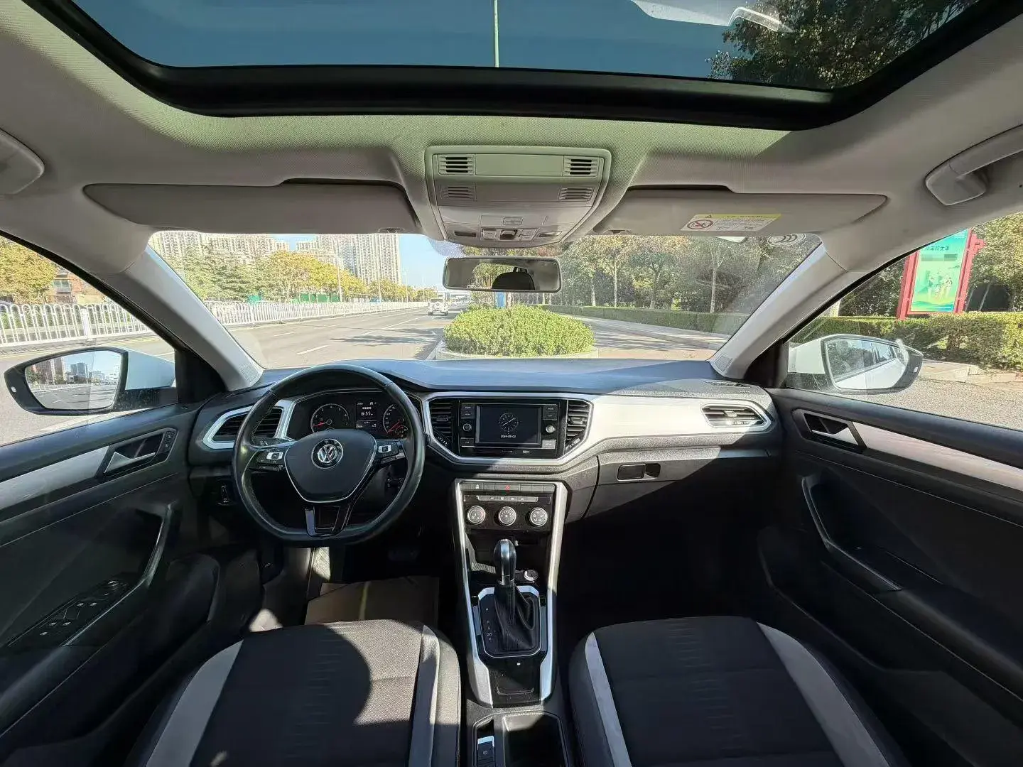 2020 VOLKSWAGEN T-ROC thumbnail 3