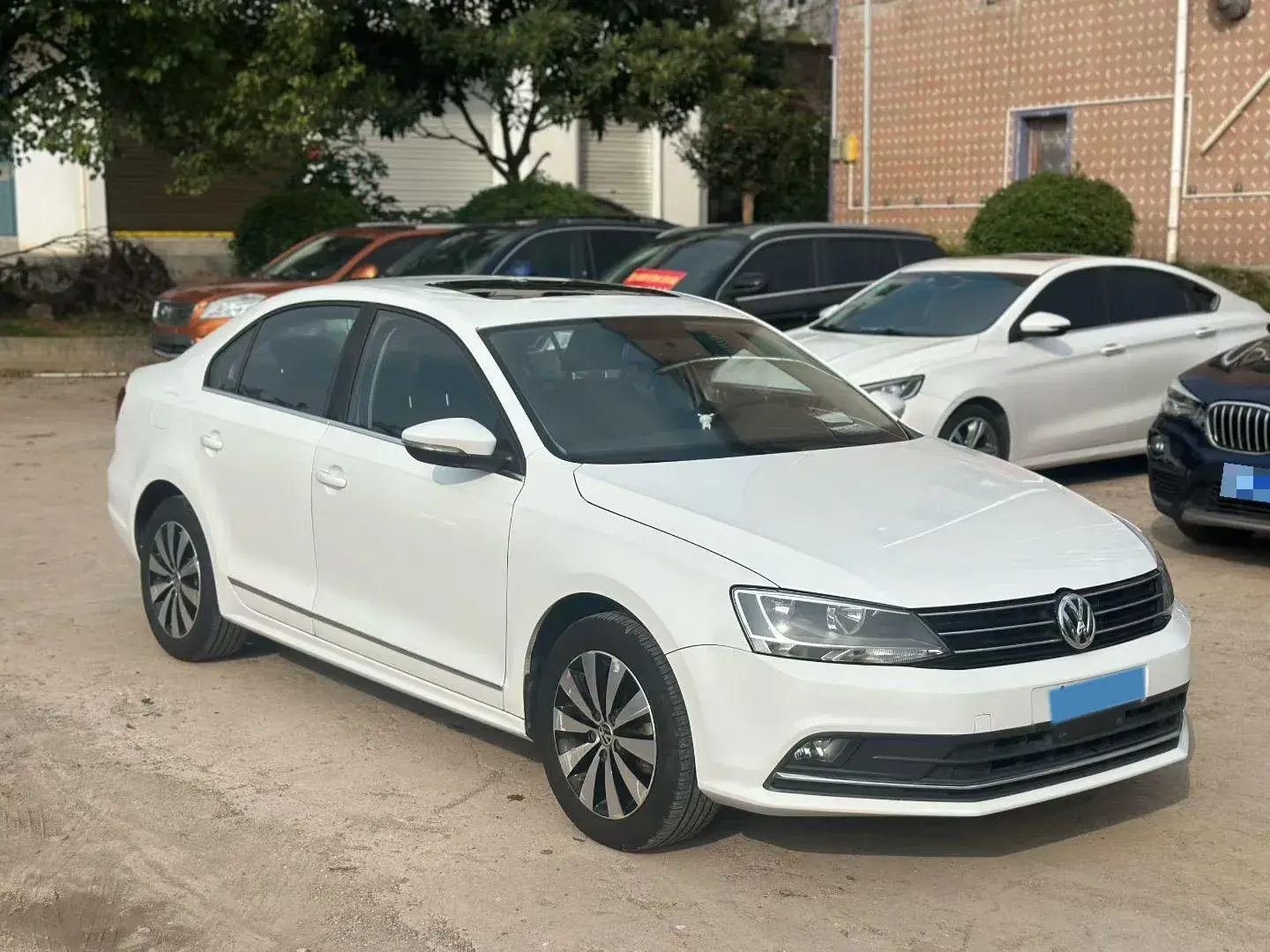 2017 VOLKSWAGEN SAGITAR thumbnail 3