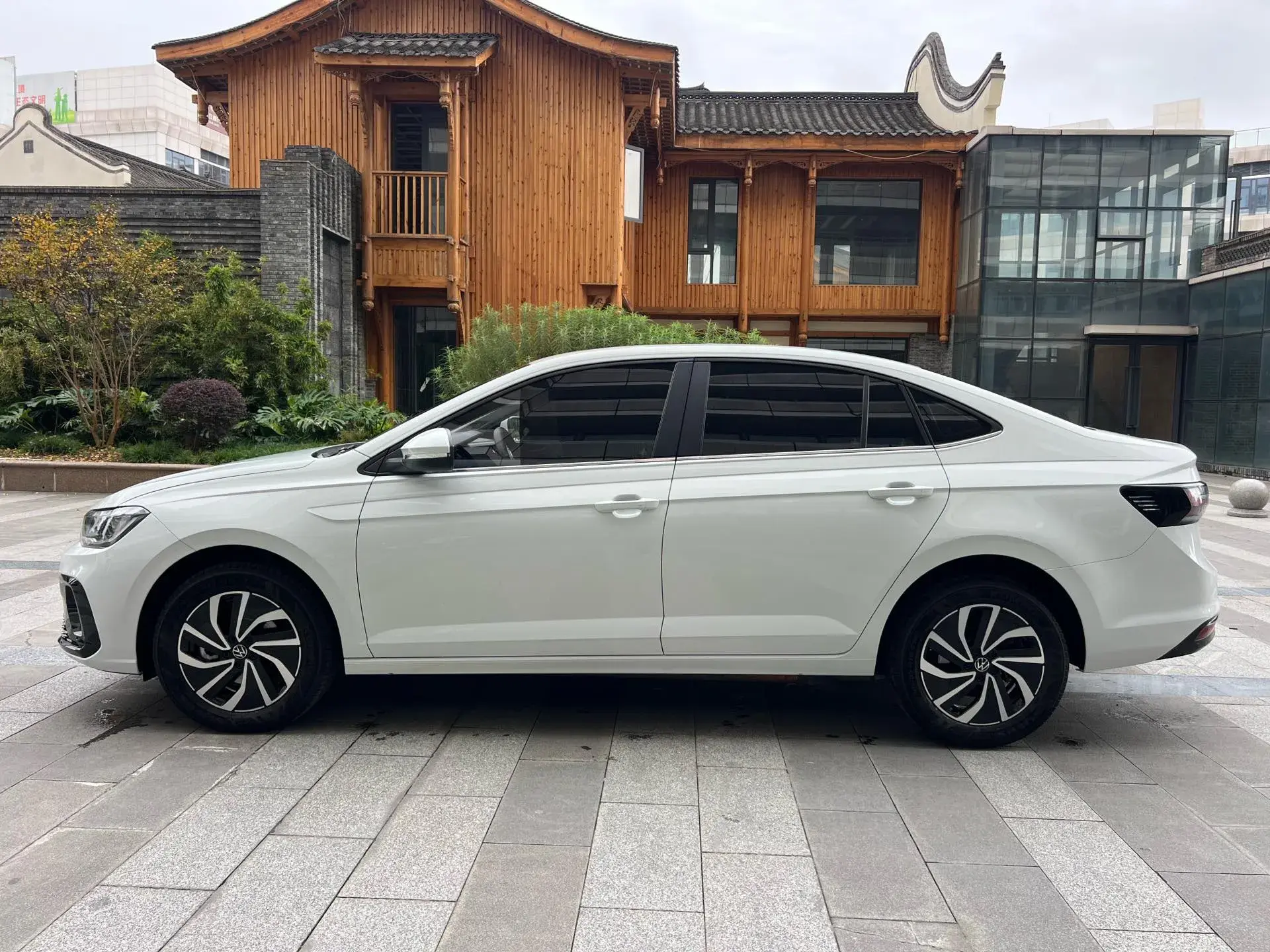 2025 VOLKSWAGEN LAVIDA thumbnail 3