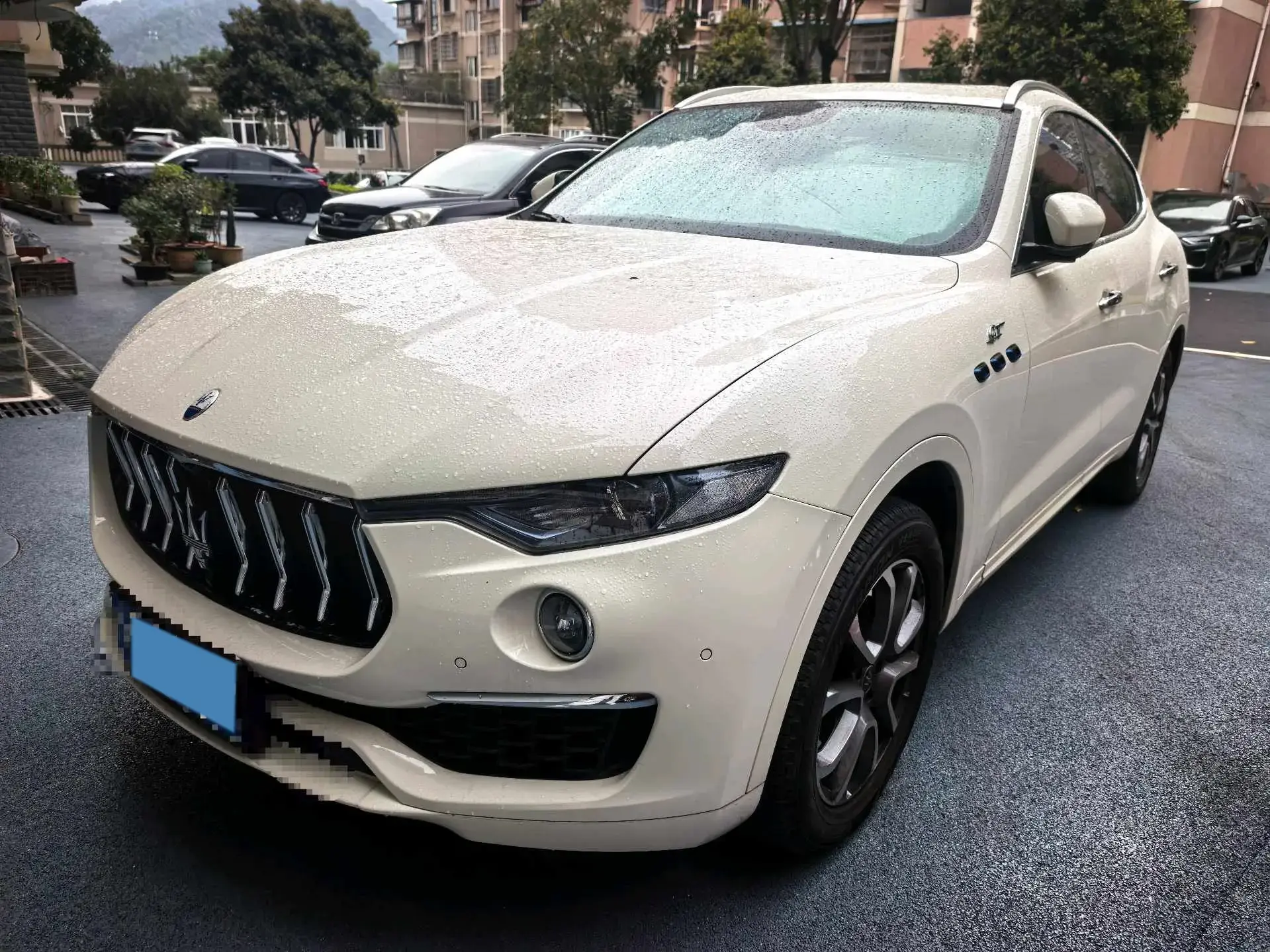 2022 MASERATI LEVANTE view 1