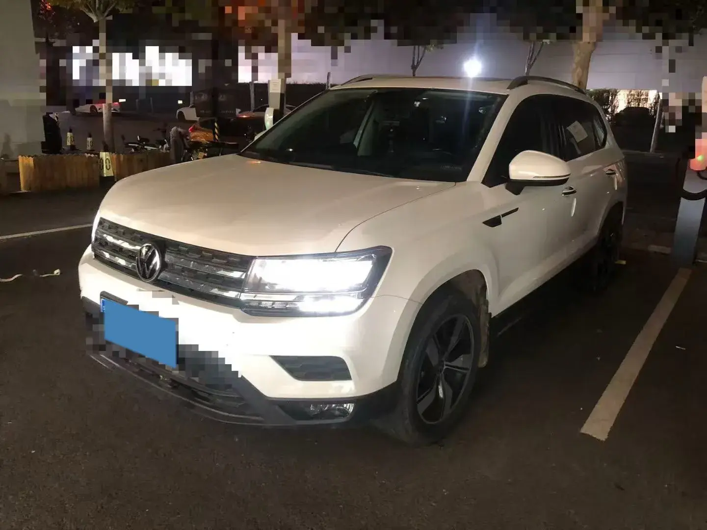 2021 VOLKSWAGEN THARU view 1