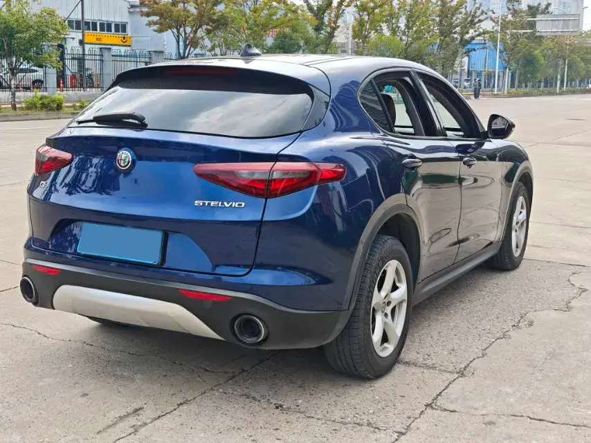 2017 ALFA ROMEO thumbnail 4