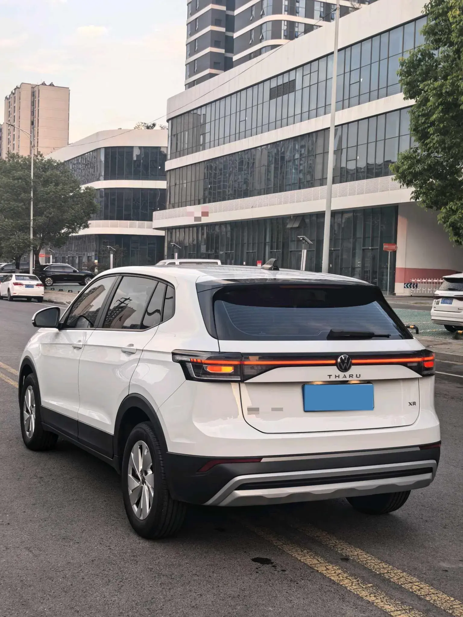 2023 VOLKSWAGEN THARU thumbnail 4