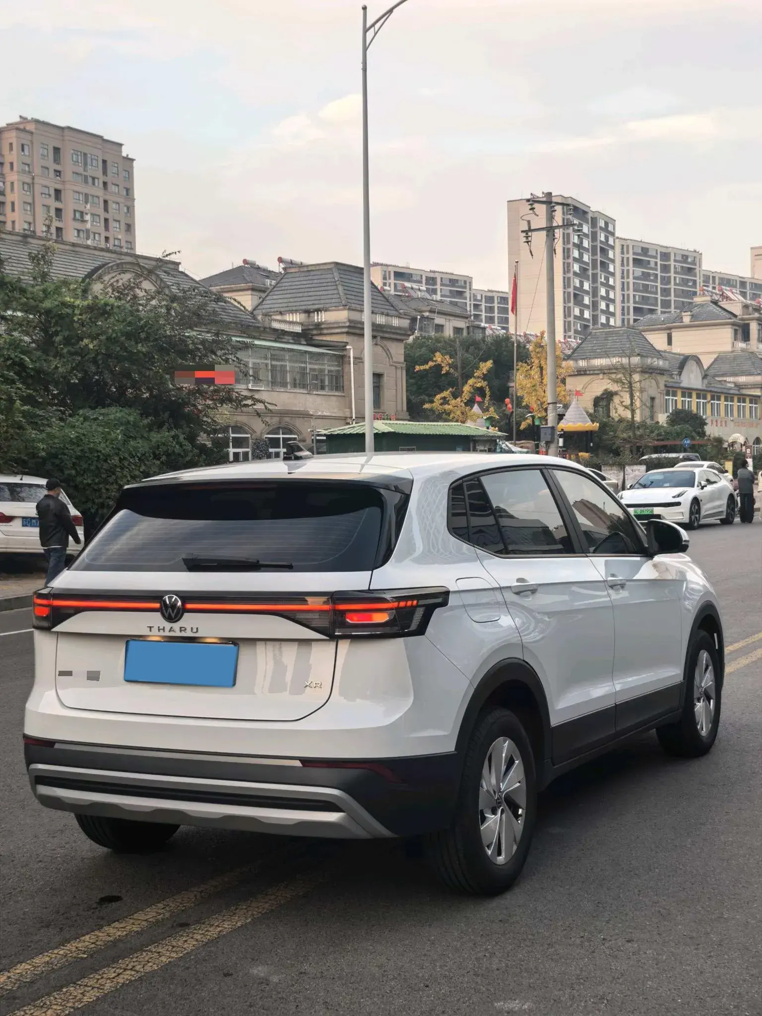 2023 VOLKSWAGEN THARU thumbnail 2