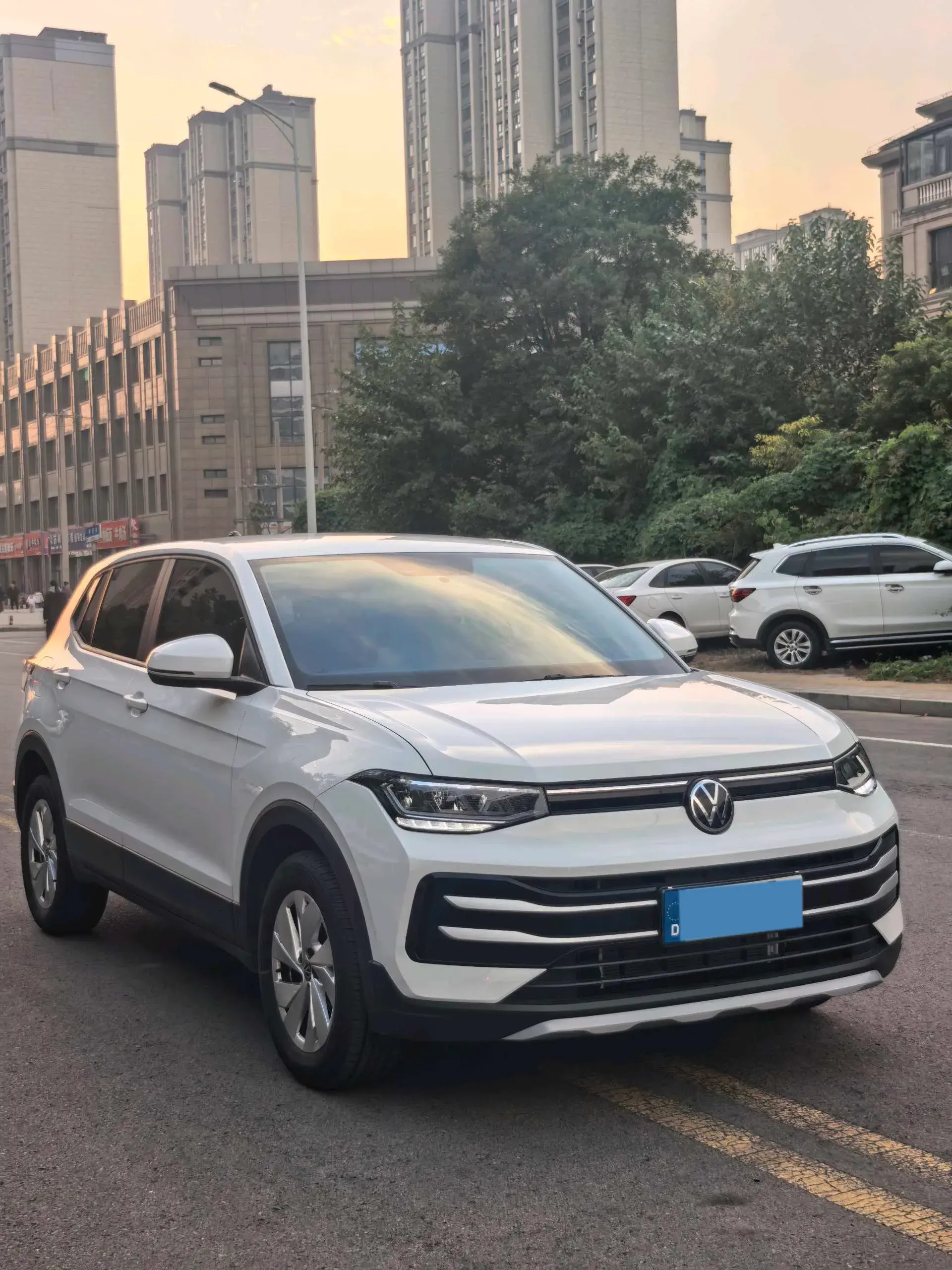 2023 VOLKSWAGEN THARU thumbnail 3