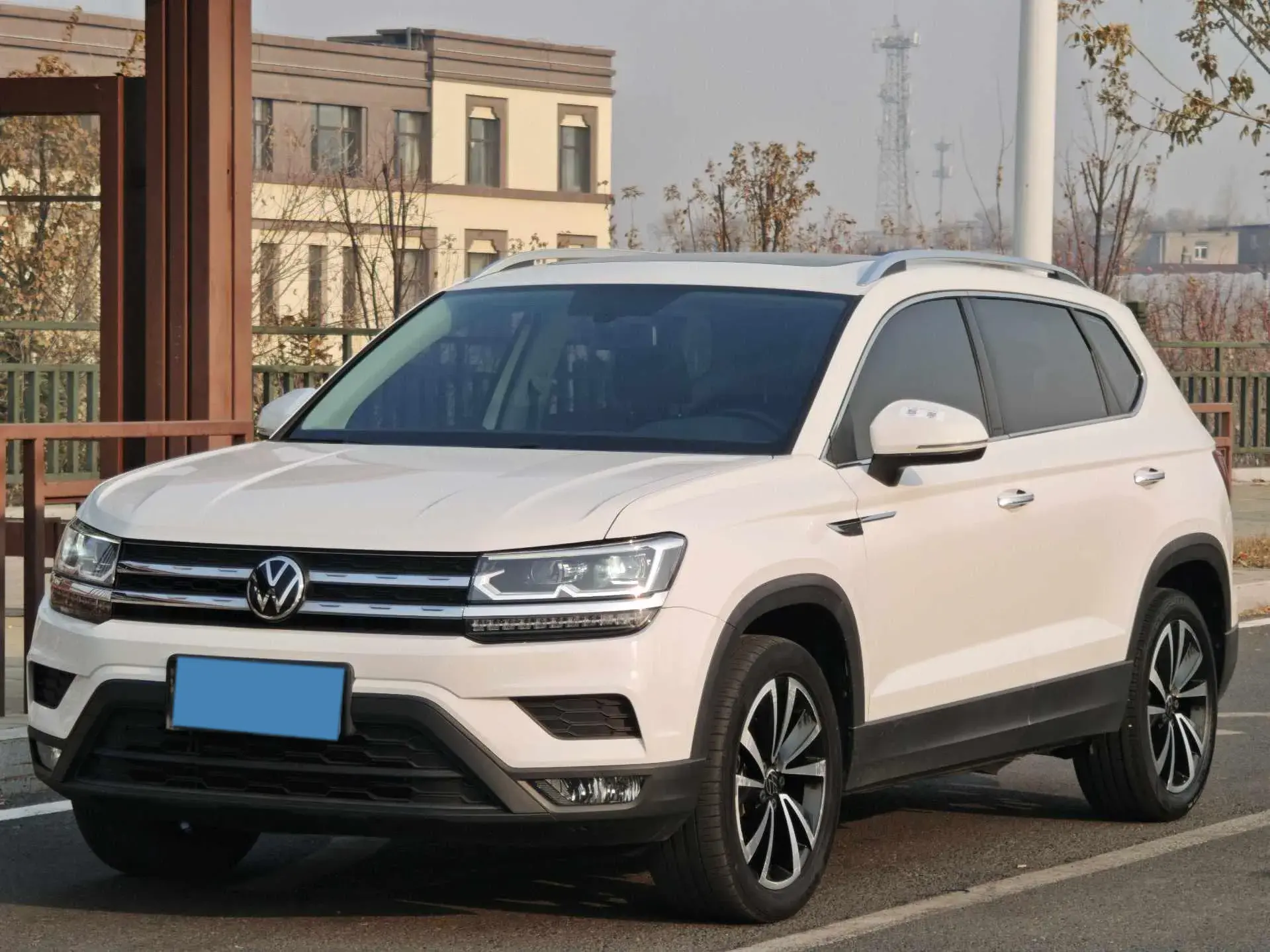 2022 VOLKSWAGEN THARU view 1