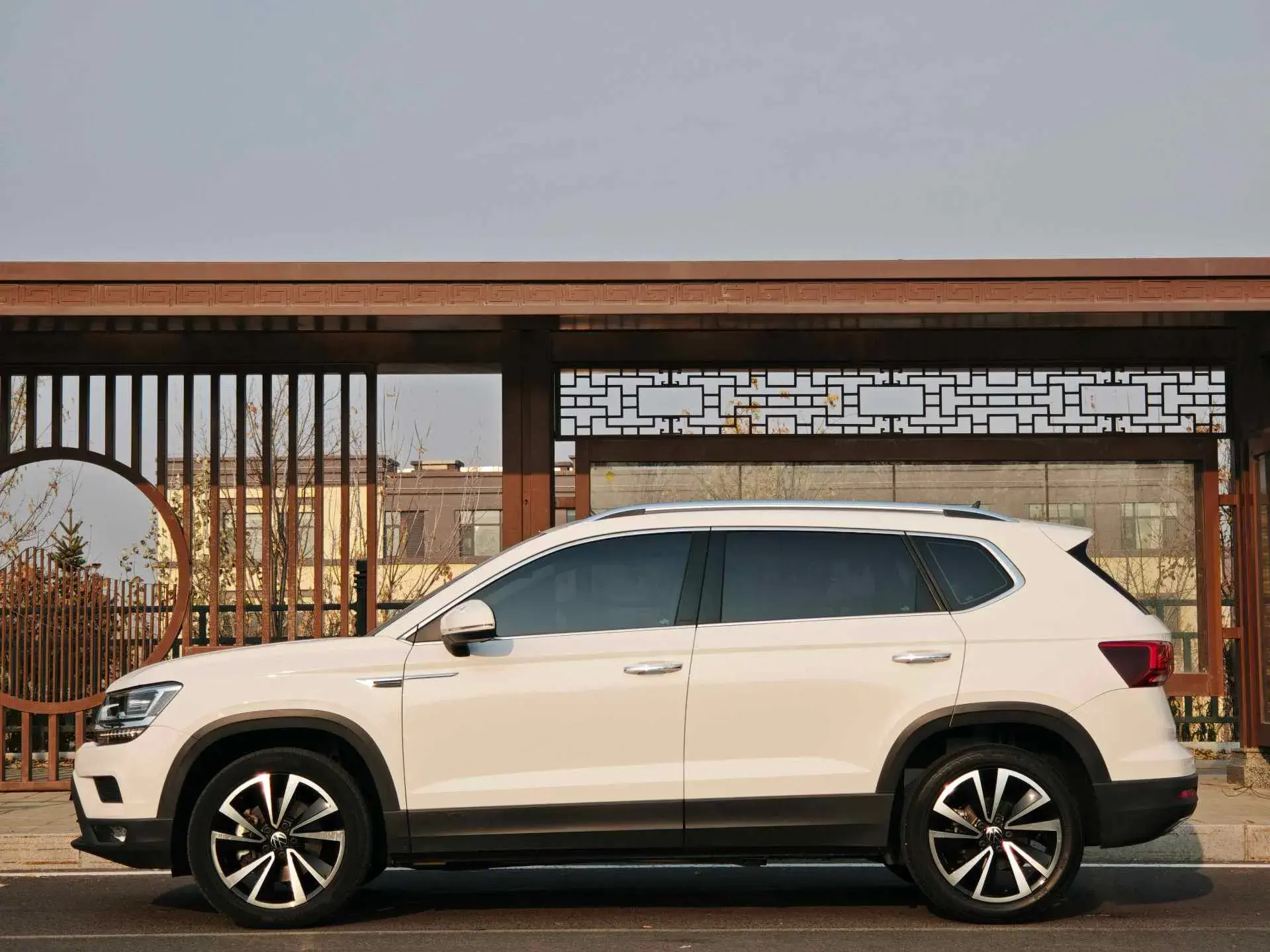 2022 VOLKSWAGEN THARU thumbnail 4