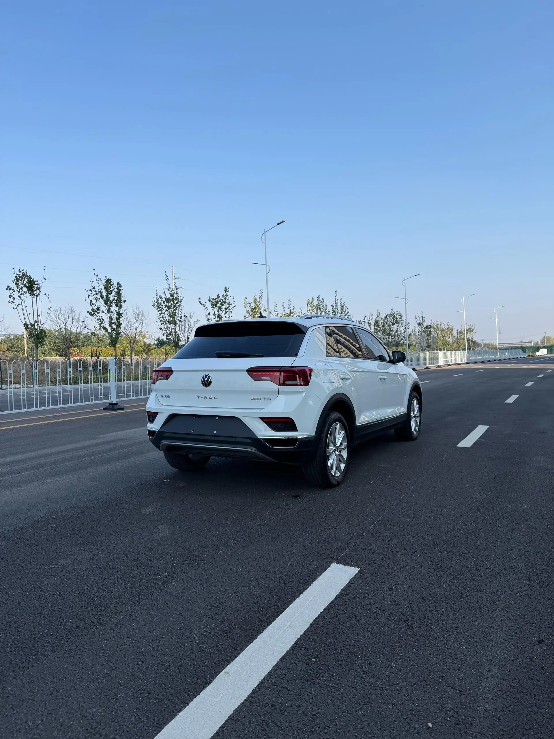 2022 VOLKSWAGEN T-ROC thumbnail 2