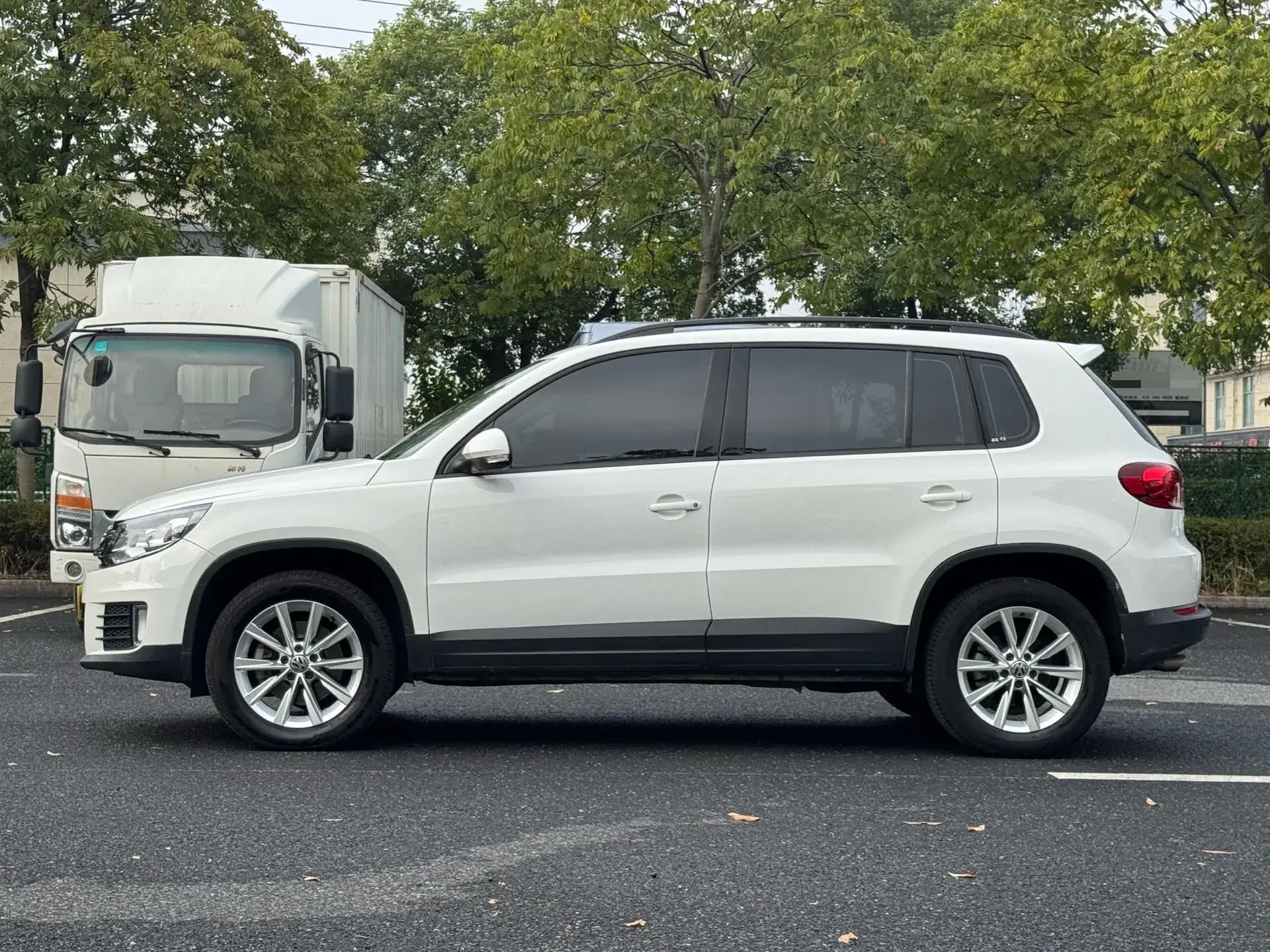 2017 VOLKSWAGEN TIGUAN thumbnail 2