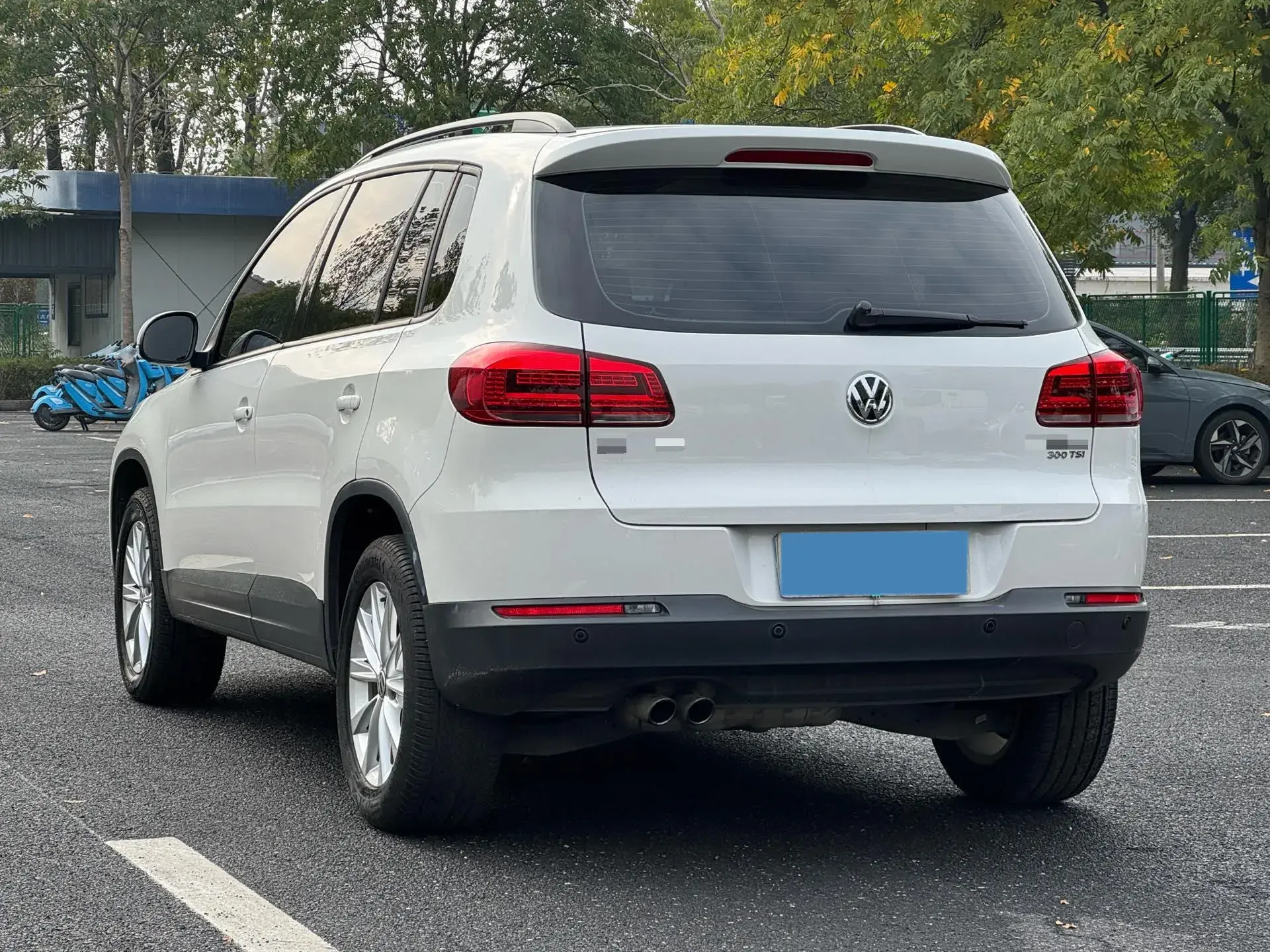 2017 VOLKSWAGEN TIGUAN thumbnail 3