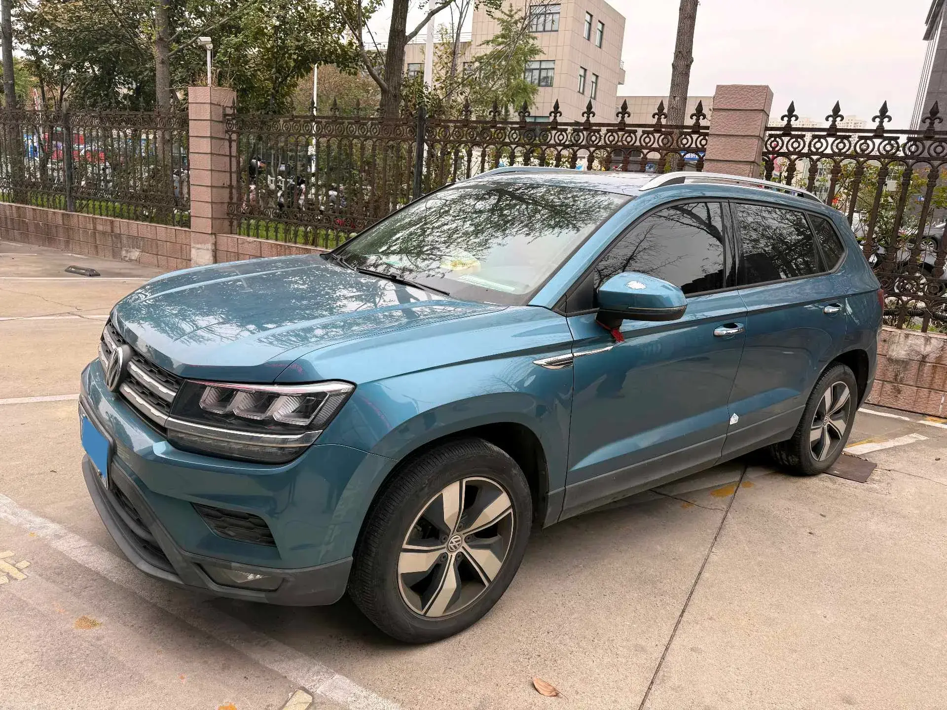 2020 VOLKSWAGEN THARU view 1