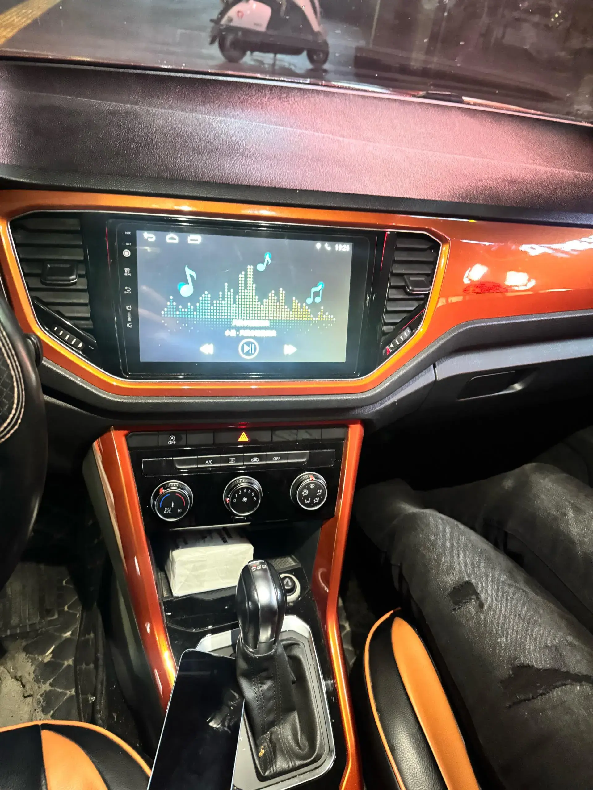 2018 VOLKSWAGEN T-ROC thumbnail 4