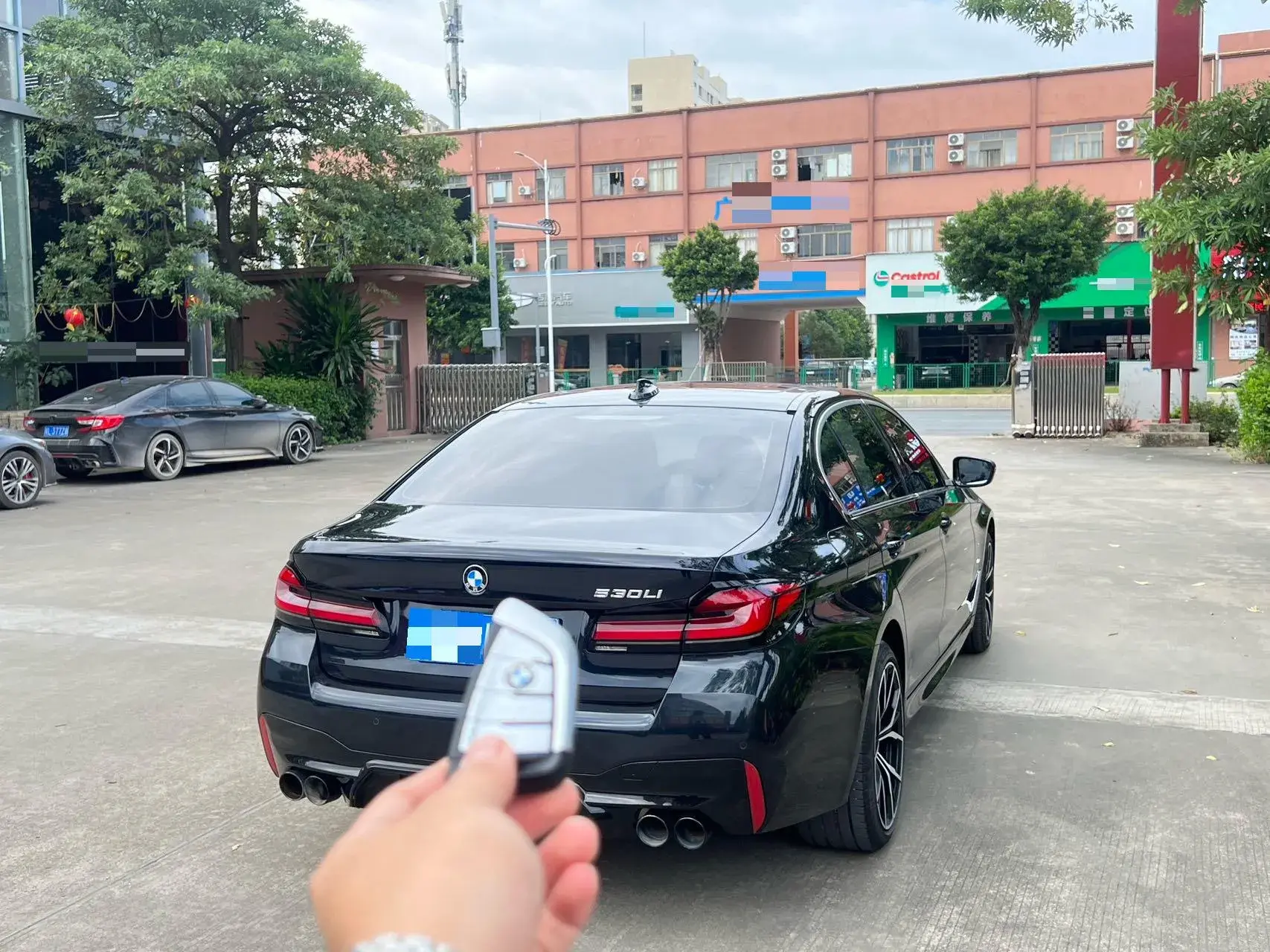 2022 BMW 5 thumbnail 2