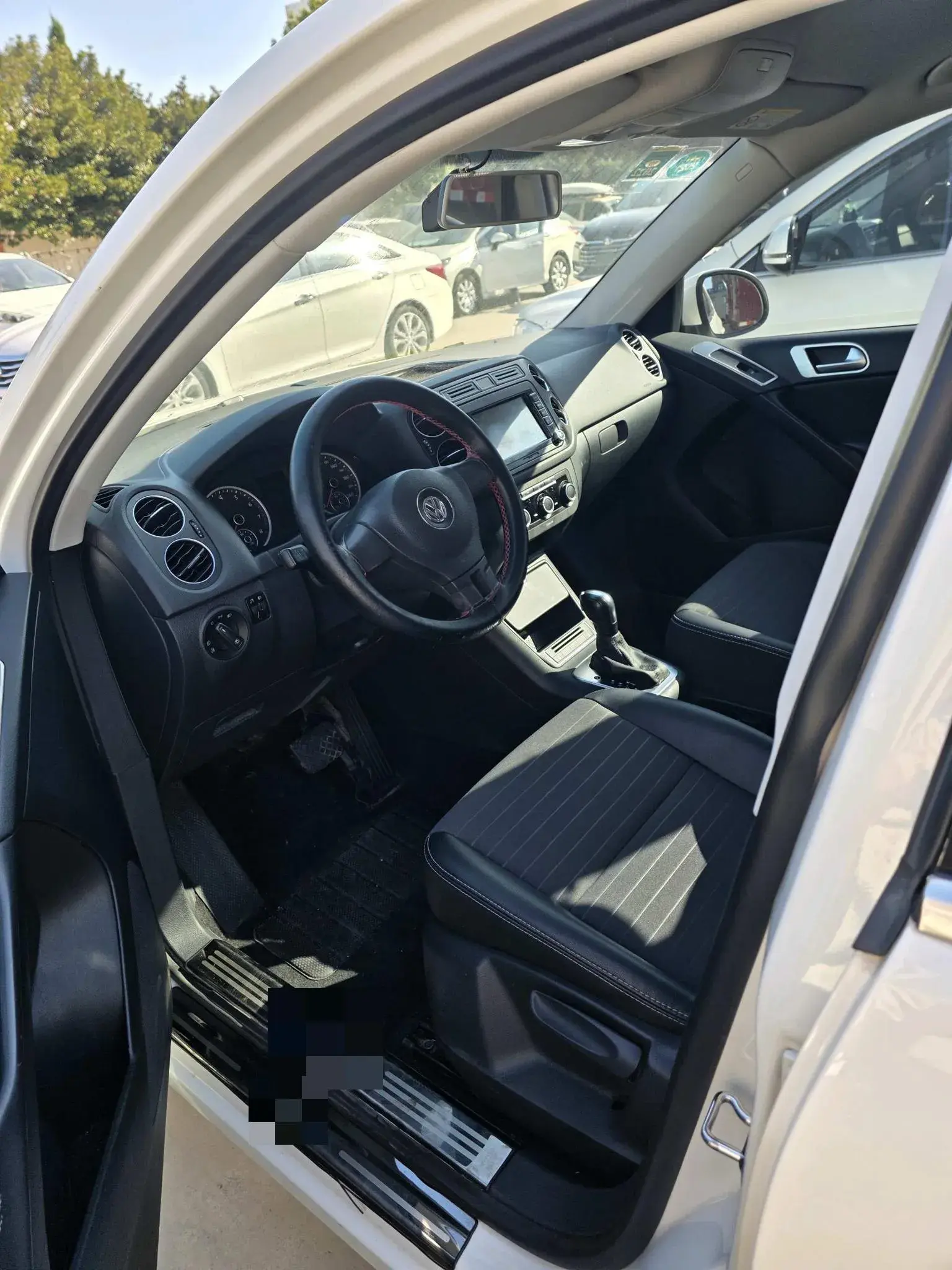 2017 VOLKSWAGEN TIGUAN thumbnail 4