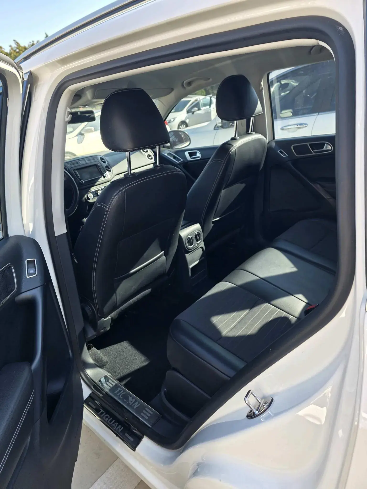 2017 VOLKSWAGEN TIGUAN thumbnail 3