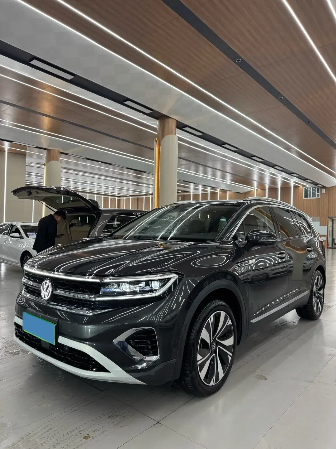 2023 VOLKSWAGEN TALAGON view 1