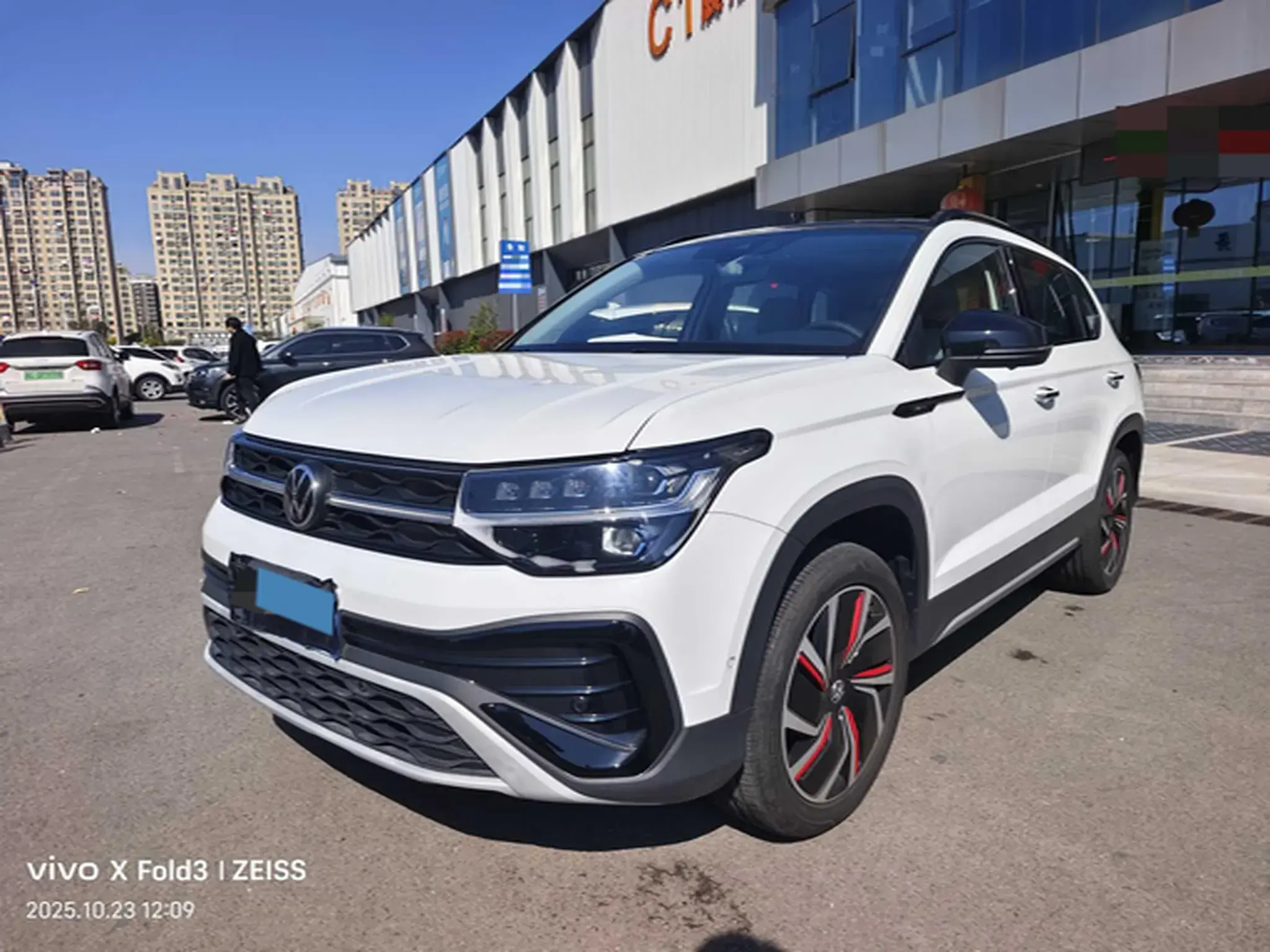 2024 VOLKSWAGEN THARU view 1