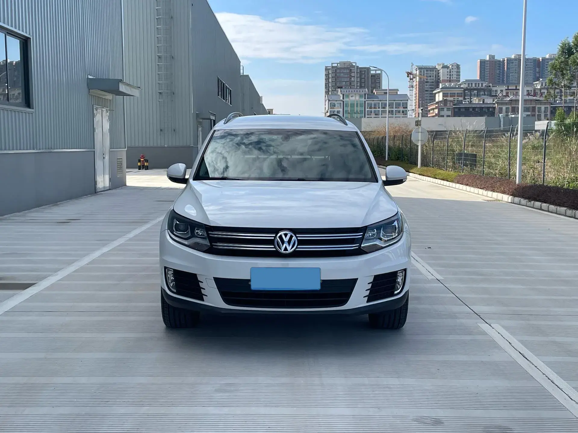 2016 VOLKSWAGEN TIGUAN thumbnail 2