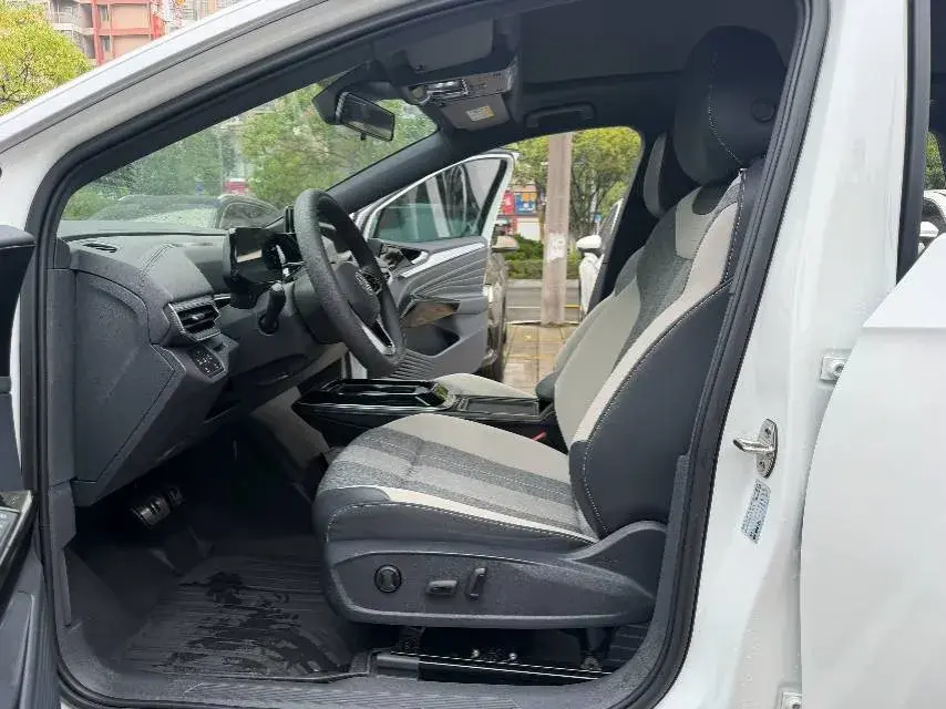 2024 VOLKSWAGEN ID.4 thumbnail 4