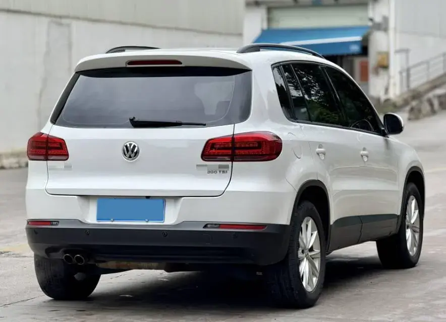 2017 VOLKSWAGEN TIGUAN thumbnail 3