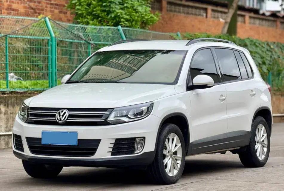 2017 VOLKSWAGEN TIGUAN view 1
