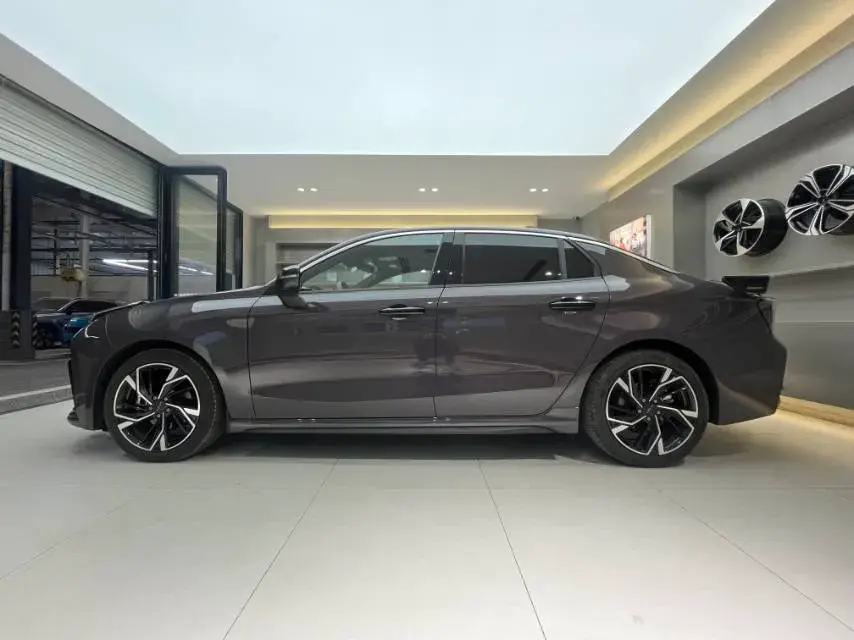 2025 LYNK&CO 03 thumbnail 2