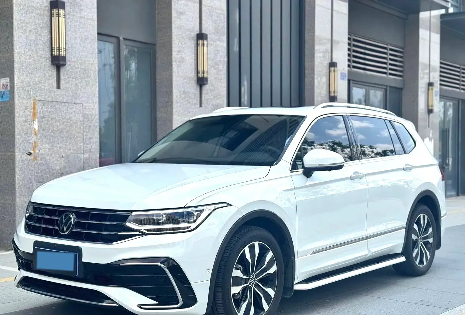 2024 VOLKSWAGEN TIGUAN view 1